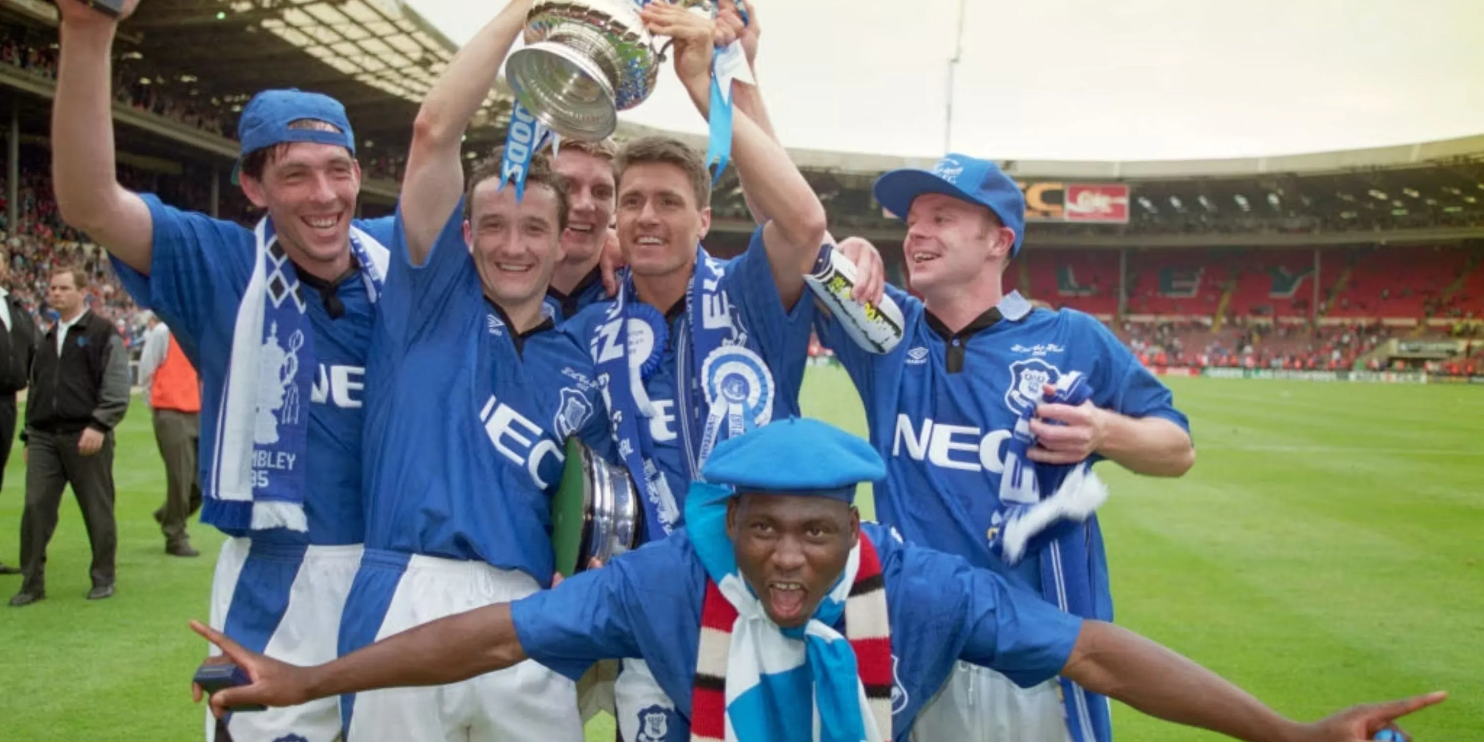 Đội hình Everton ăn mừng chức vô địch FA Cup 1995