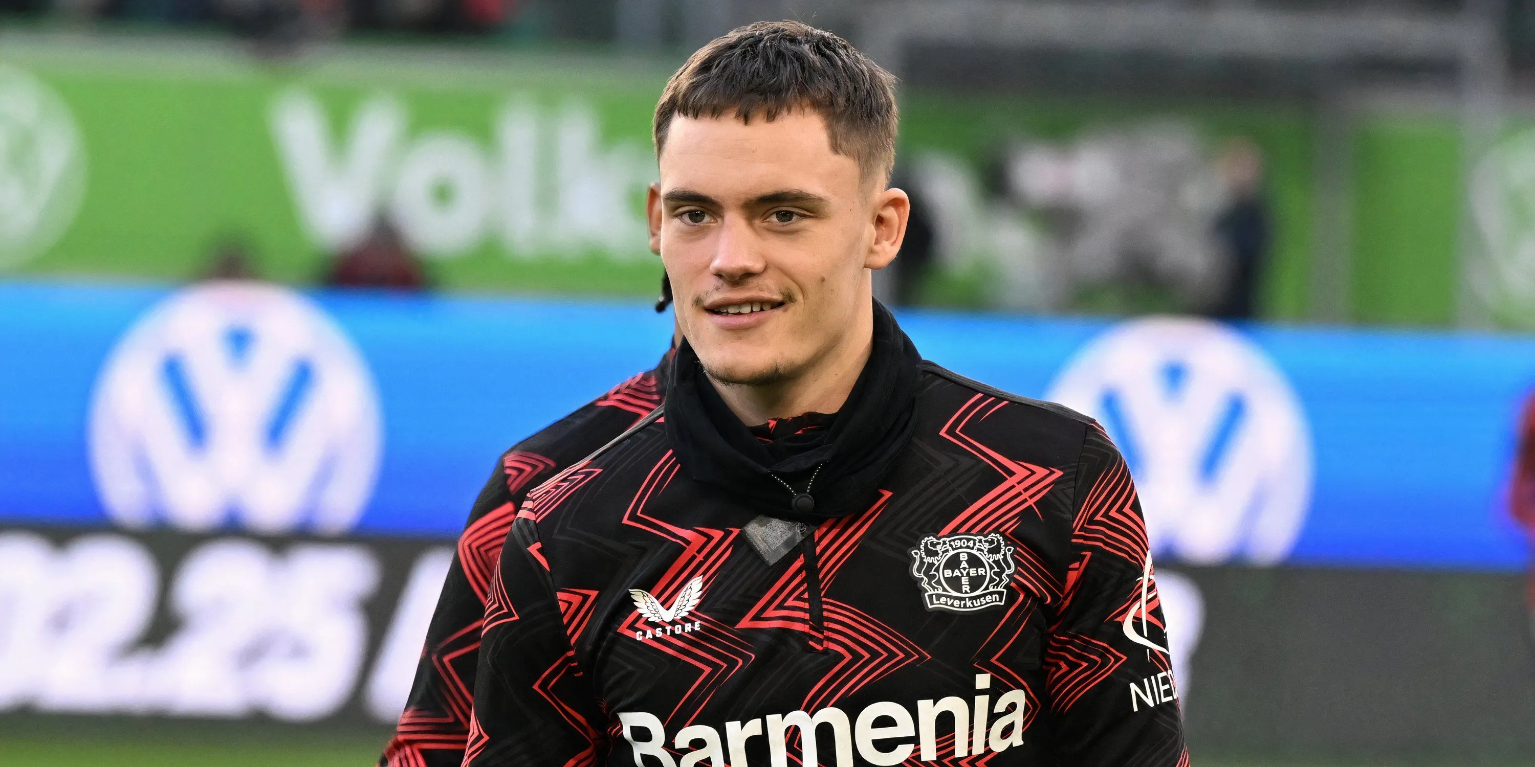 Florian Wirtz khởi động trước trận đấu trong màu áo Bayer Leverkusen, cầu thủ đang được Liverpool và Man City quan tâm chuyển nhượng