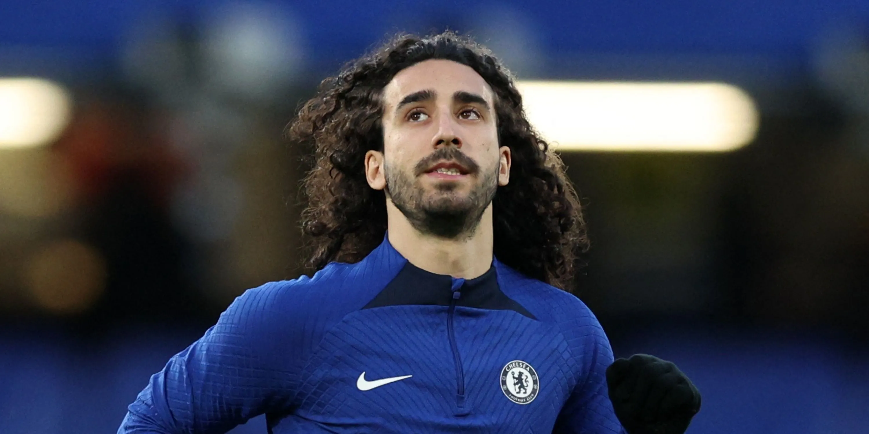 Hậu vệ Chelsea Marc Cucurella trên sân