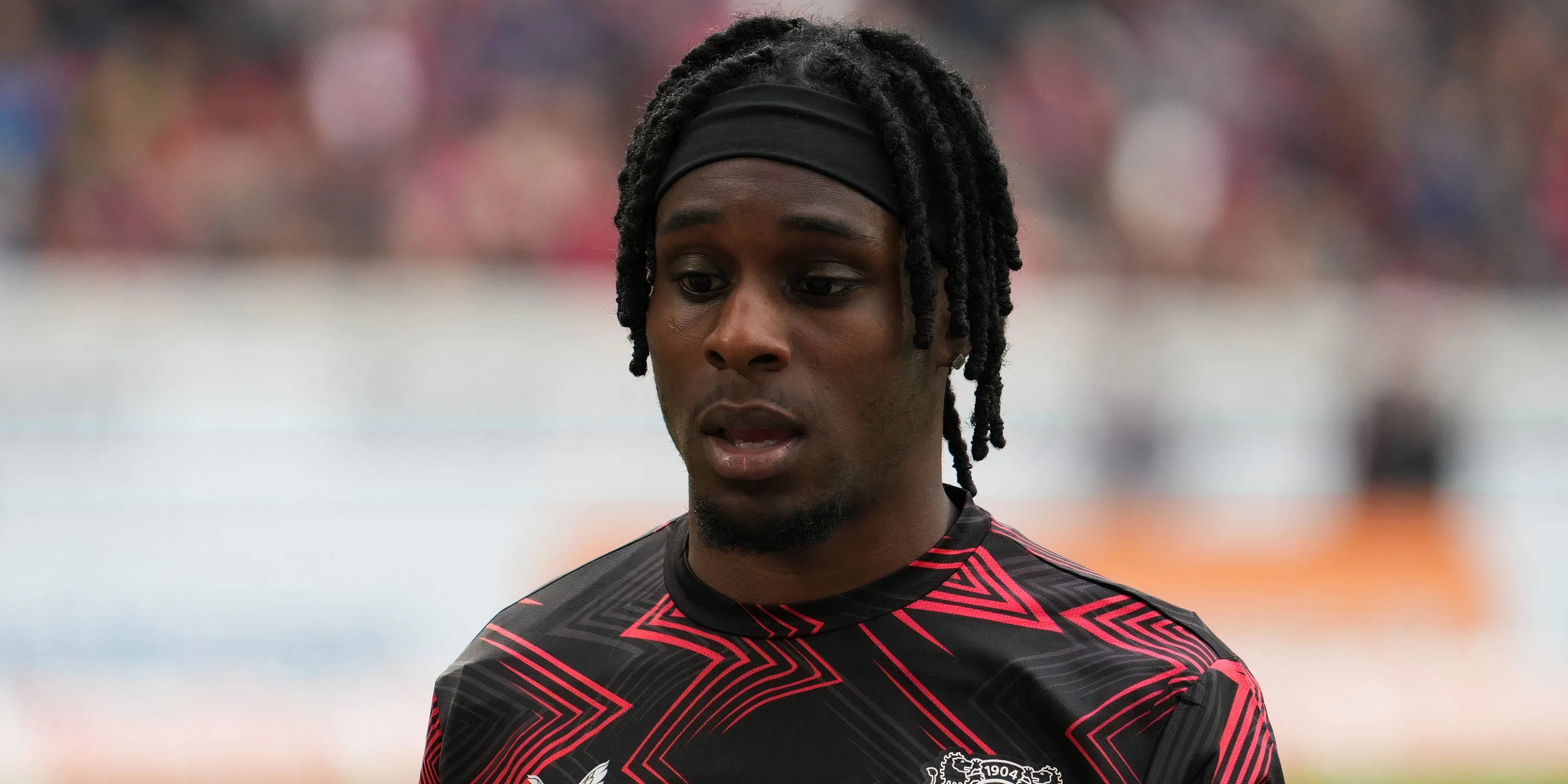 Hậu vệ Jeremie Frimpong khởi động trước trận đấu trong màu áo Bayer Leverkusen