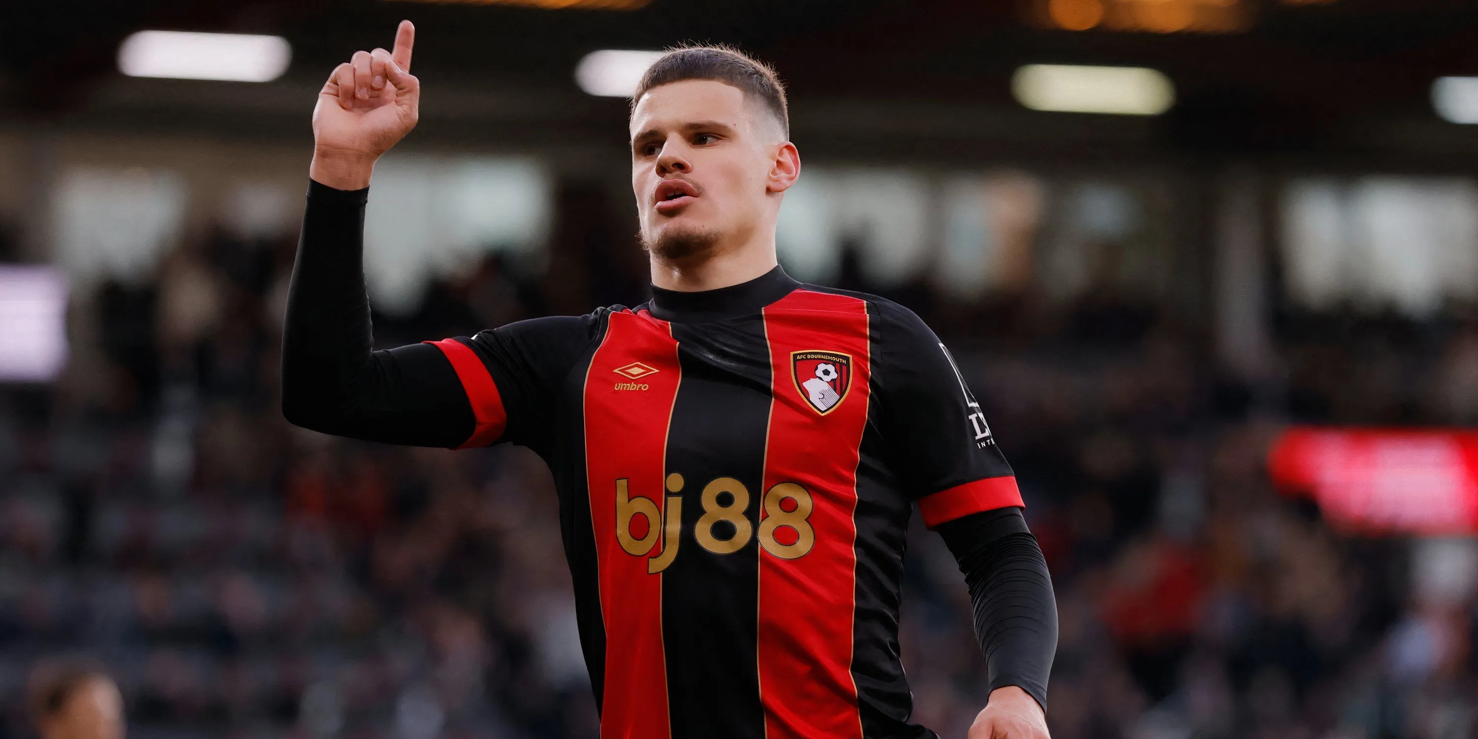Hậu vệ Milos Kerkez của Bournemouth trong một trận đấu