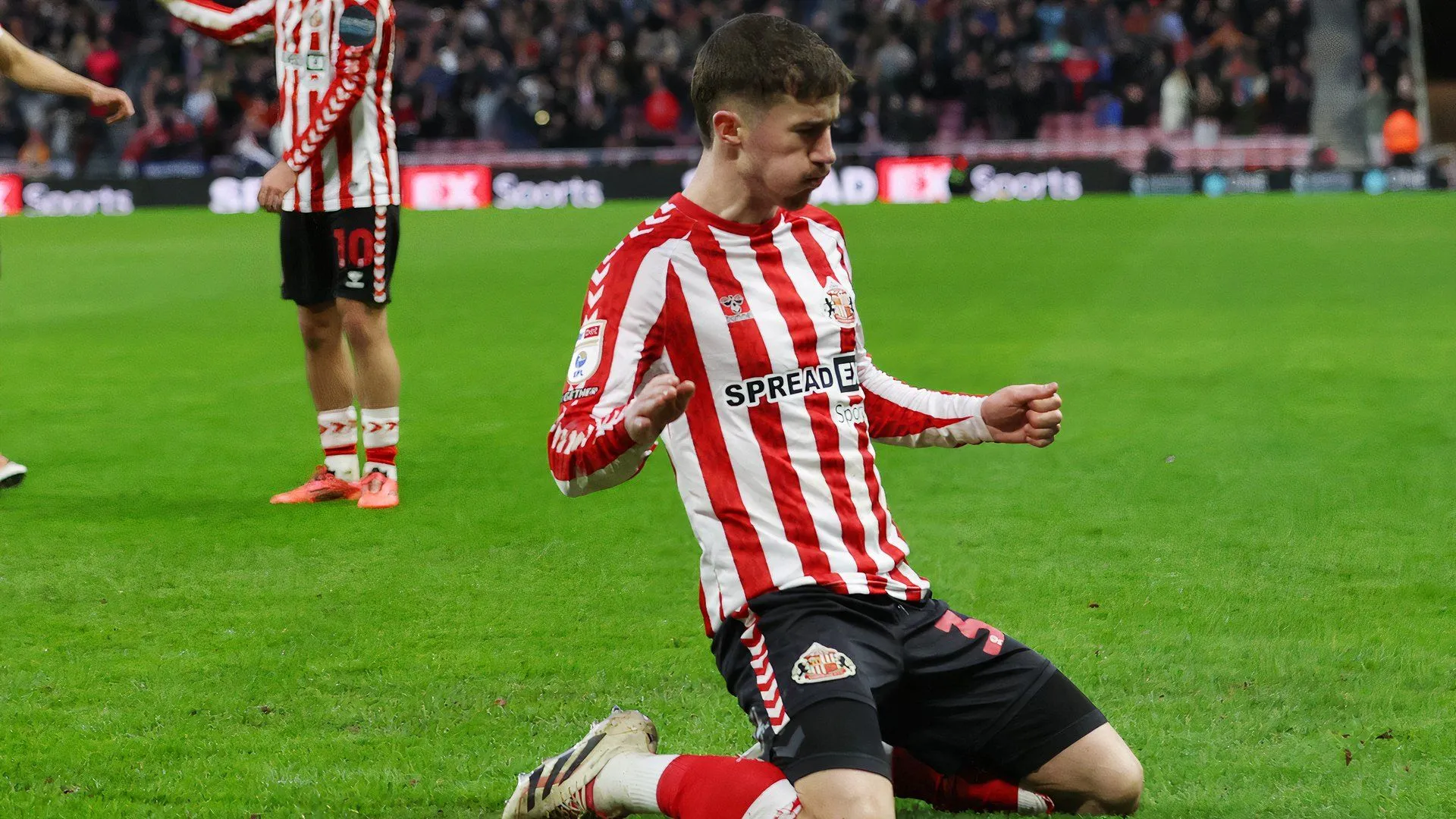 Hậu vệ Trai Hume của Sunderland trong màu áo Mèo Đen
