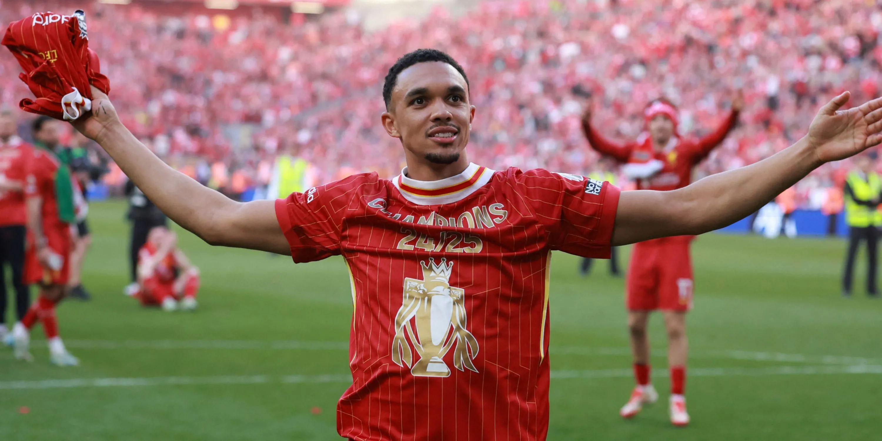 Hình ảnh ghép Trent Alexander-Arnold trong màu áo Liverpool và logo Real Madrid, biểu thị cho khả năng chuyển nhượng