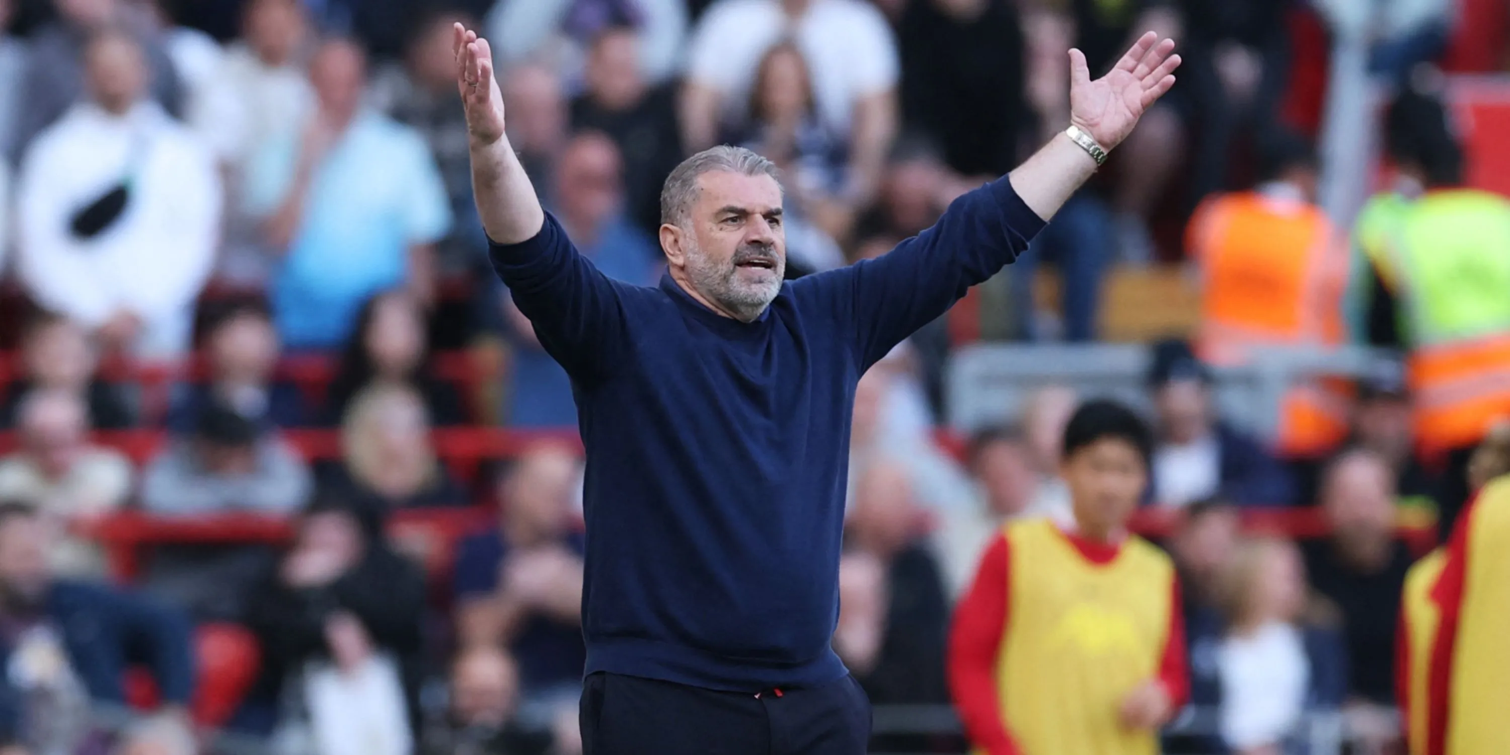 HLV Ange Postecoglou chỉ đạo các cầu thủ Tottenham thi đấu tại Premier League