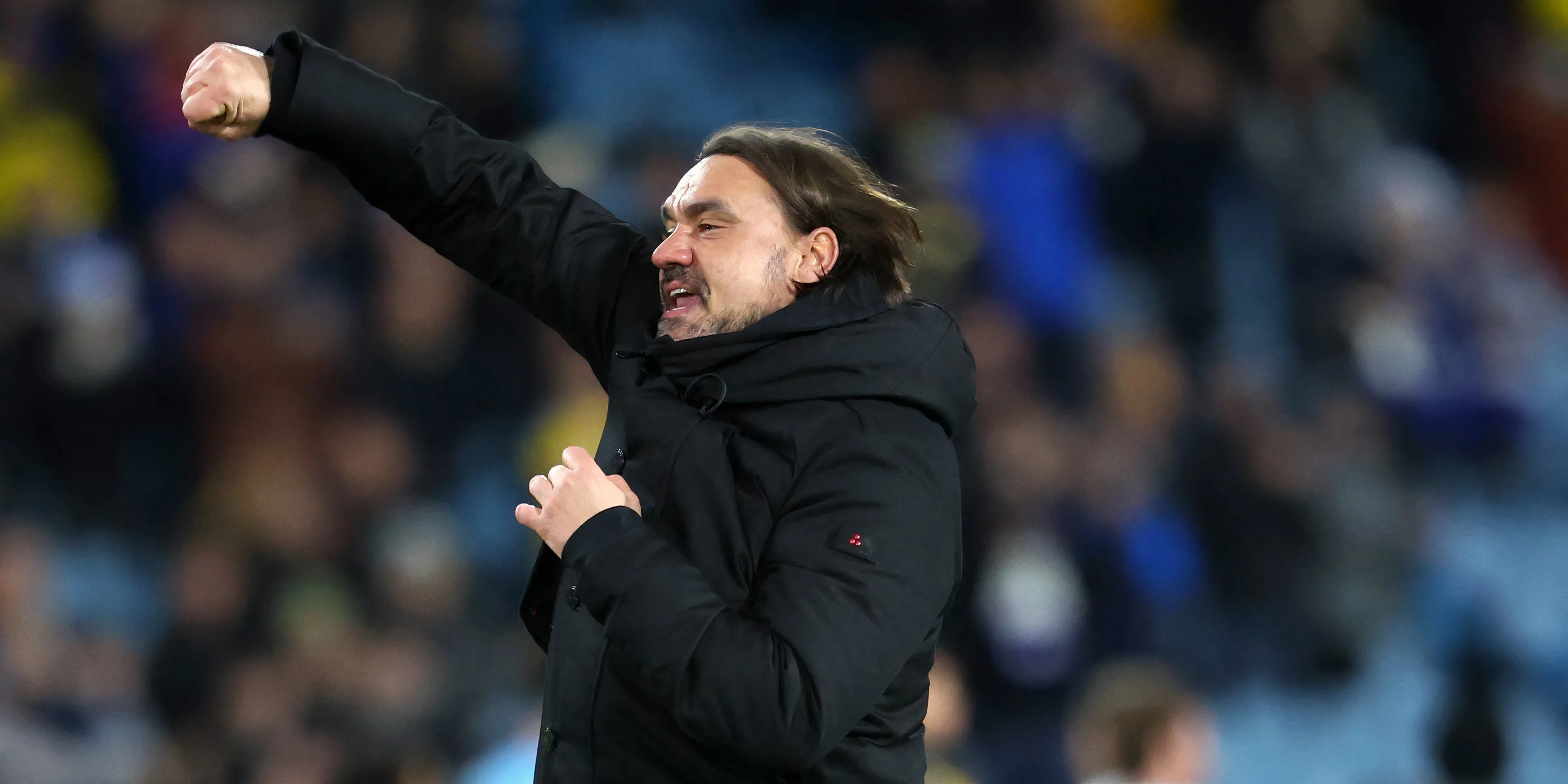 HLV Daniel Farke ăn mừng sau khi giúp Leeds United thăng hạng Premier League
