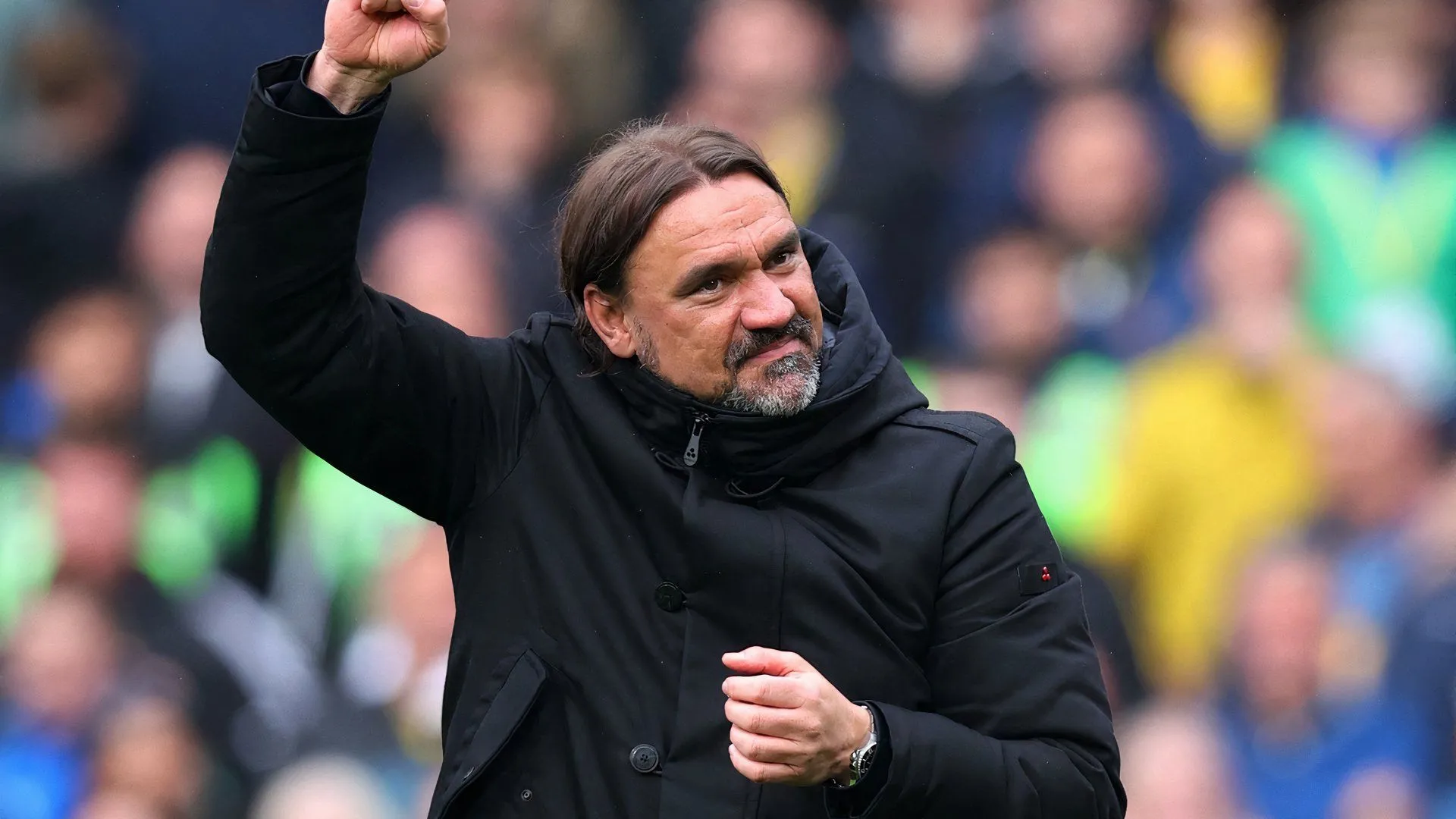 HLV Daniel Farke của Leeds United chỉ đạo chiến thuật trong một trận đấu