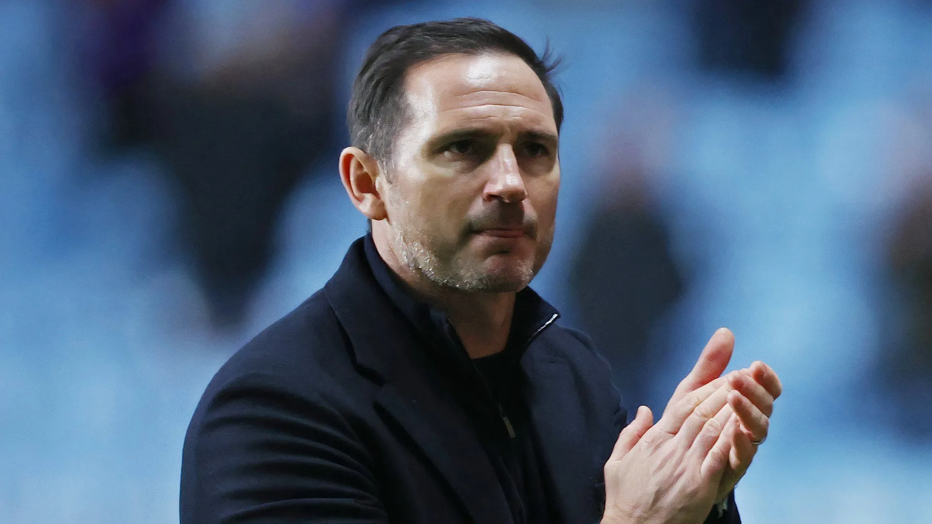 HLV Frank Lampard của Coventry City chỉ đạo chiến thuật trong một trận đấu quan trọng