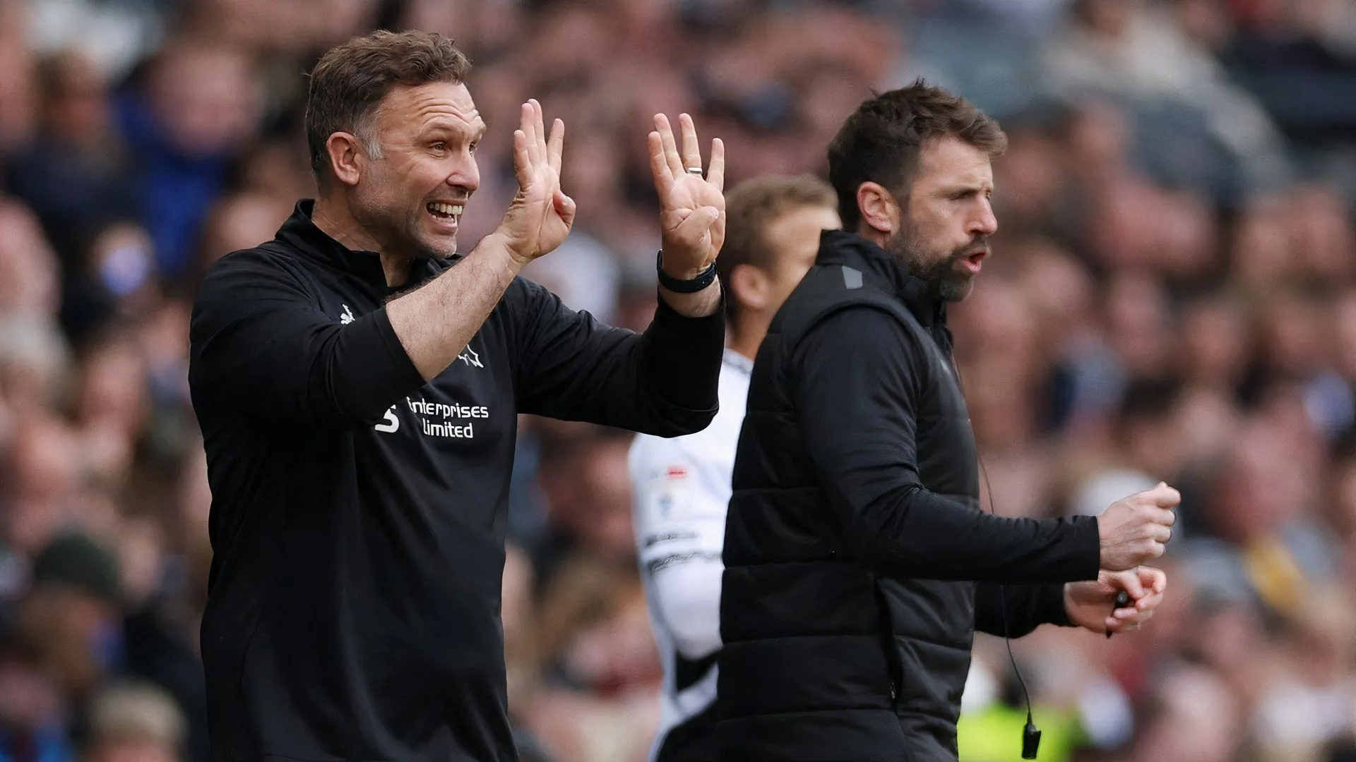 HLV John Eustace trong một buổi họp báo của Derby County, bày tỏ mong muốn giữ chân Craig Forsyth.