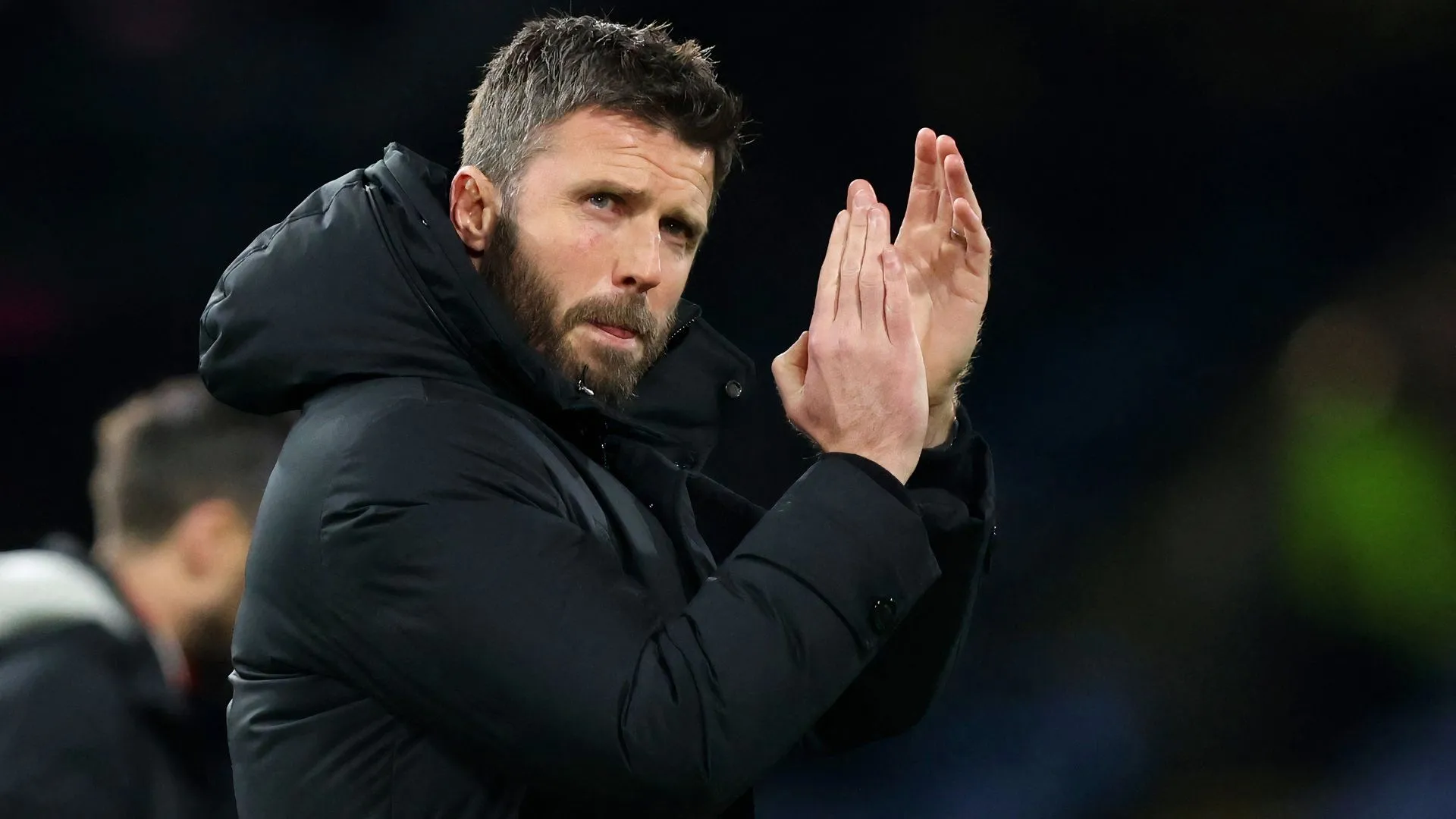 HLV Michael Carrick chỉ đạo các cầu thủ Middlesbrough trong một trận đấu
