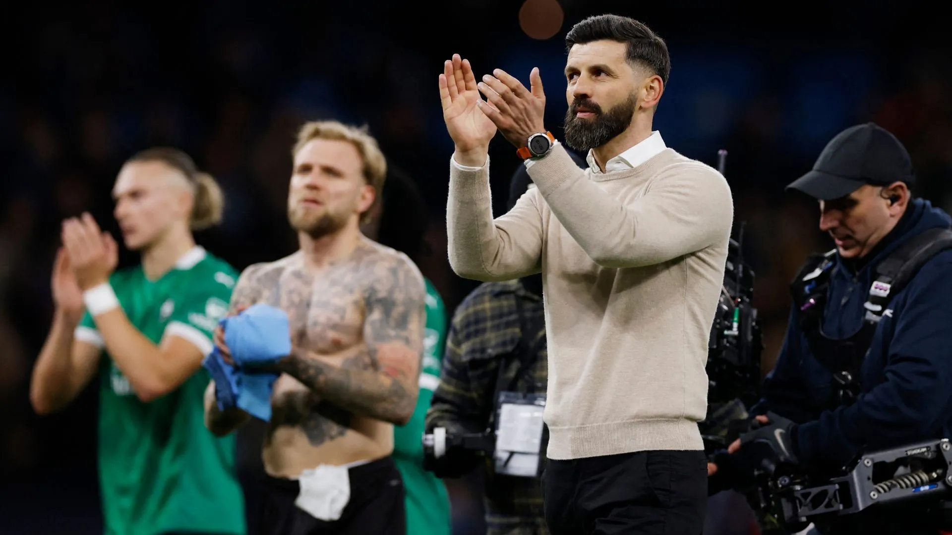 HLV Miron Muslic của Plymouth Argyle đang chỉ đạo chiến thuật