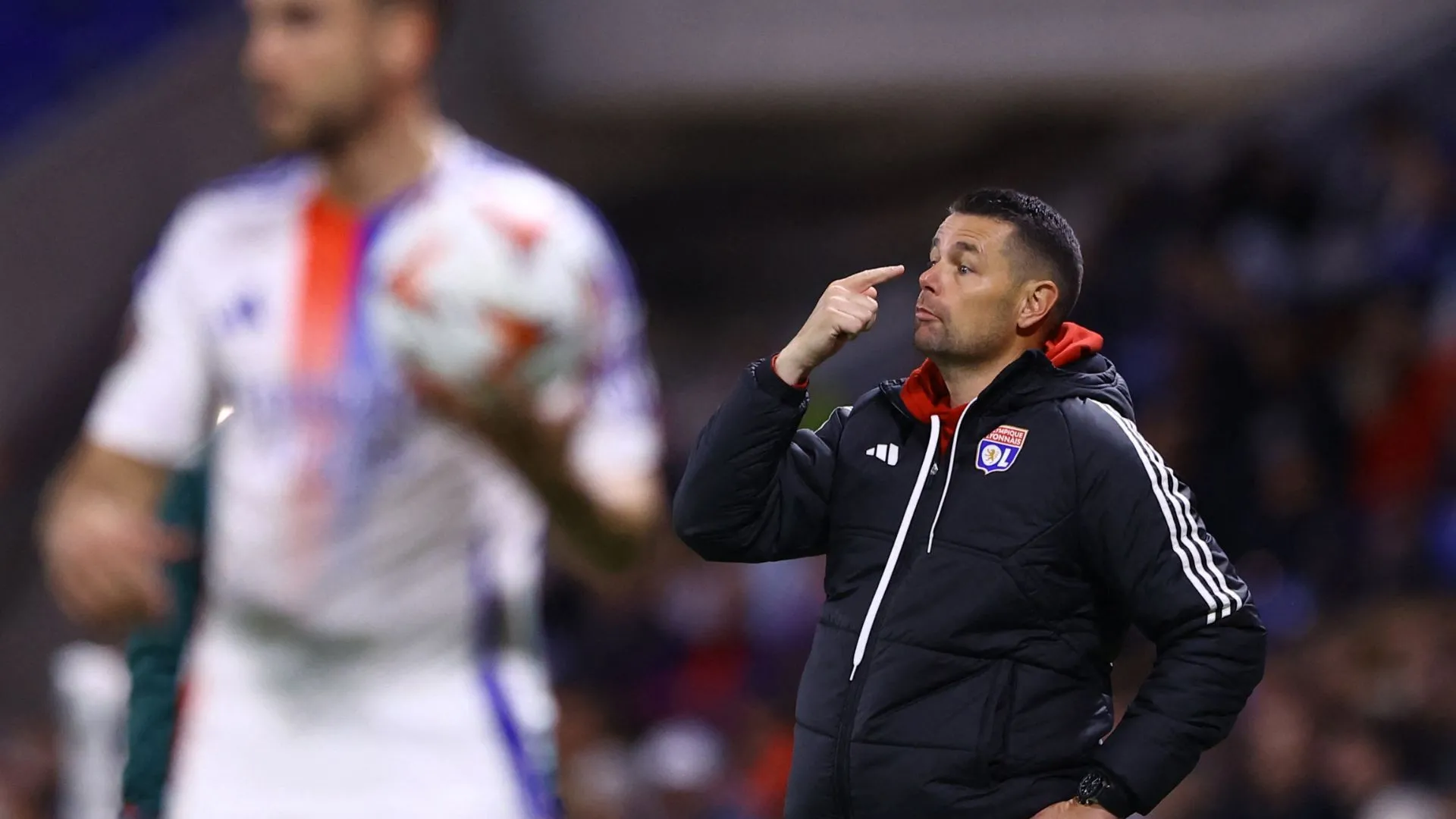 HLV Pierre Sage thời còn dẫn dắt Olympique Lyonnais tại Ligue 1