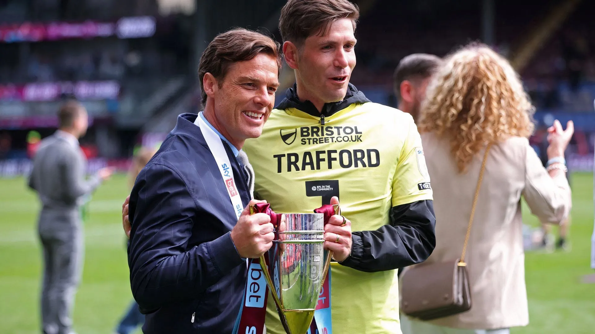 HLV Scott Parker của Burnley chỉ đạo trên sân