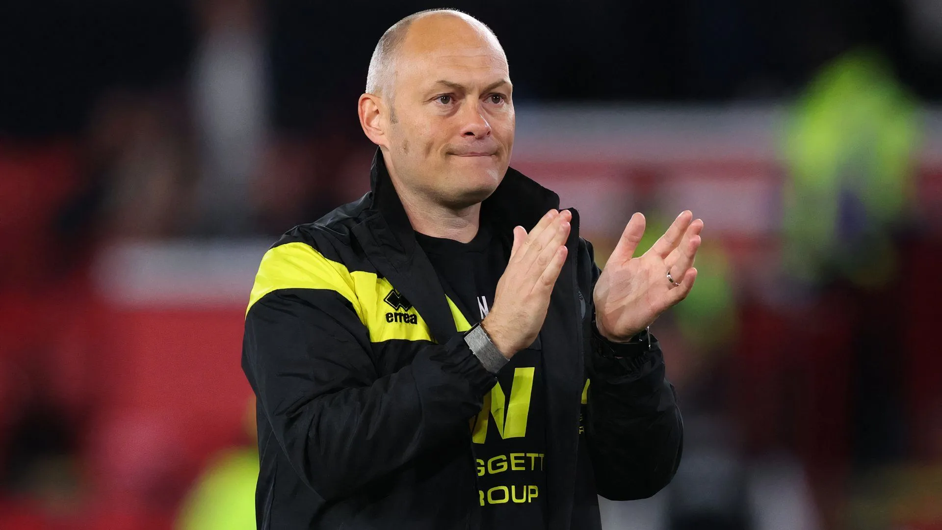 Huấn luyện viên Alex Neil của Millwall chỉ đạo bên đường biên