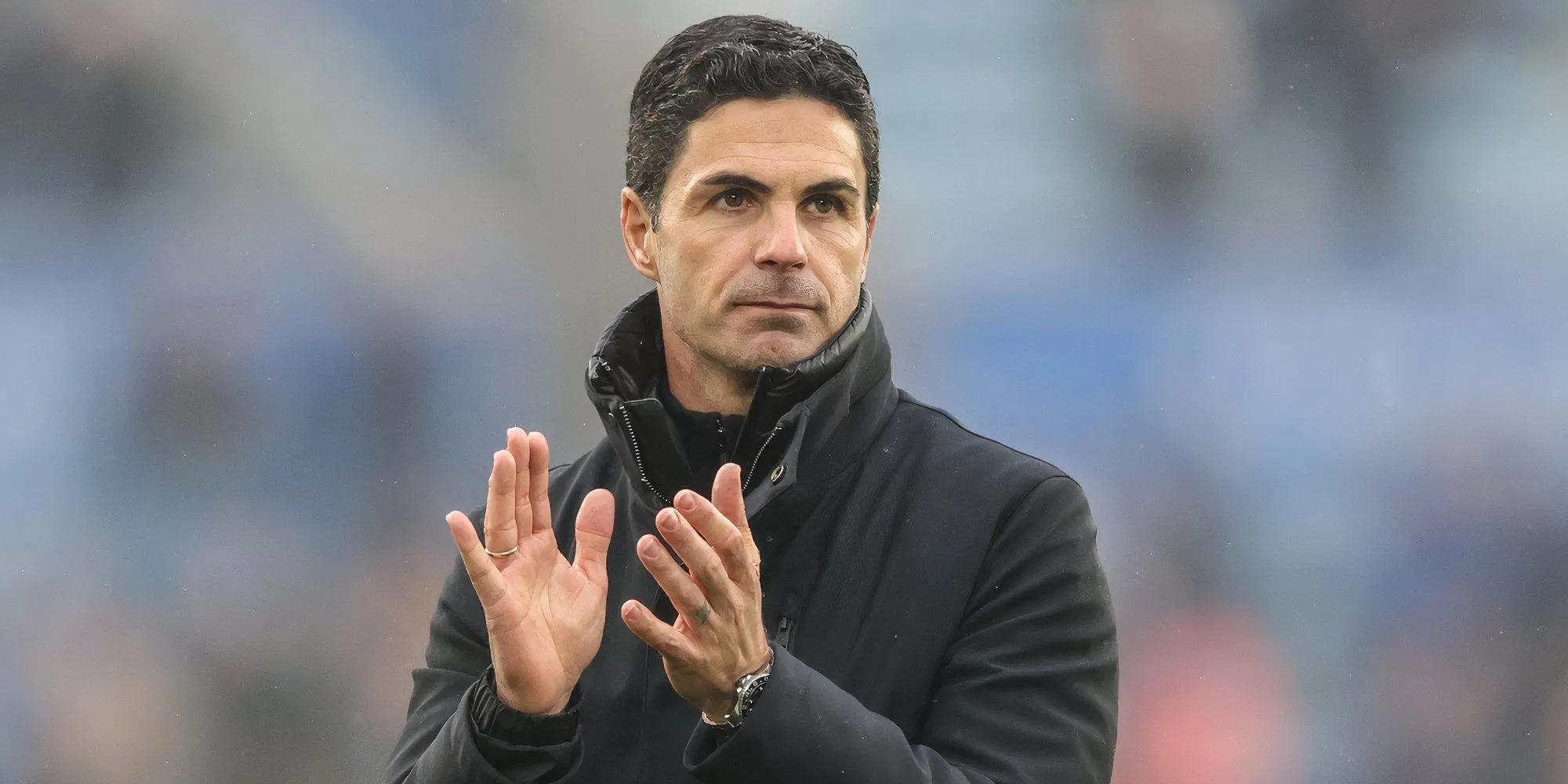 Huấn luyện viên Mikel Arteta của Arsenal đang vỗ tay chỉ đạo đội bóng trong trận đấu tại Premier League