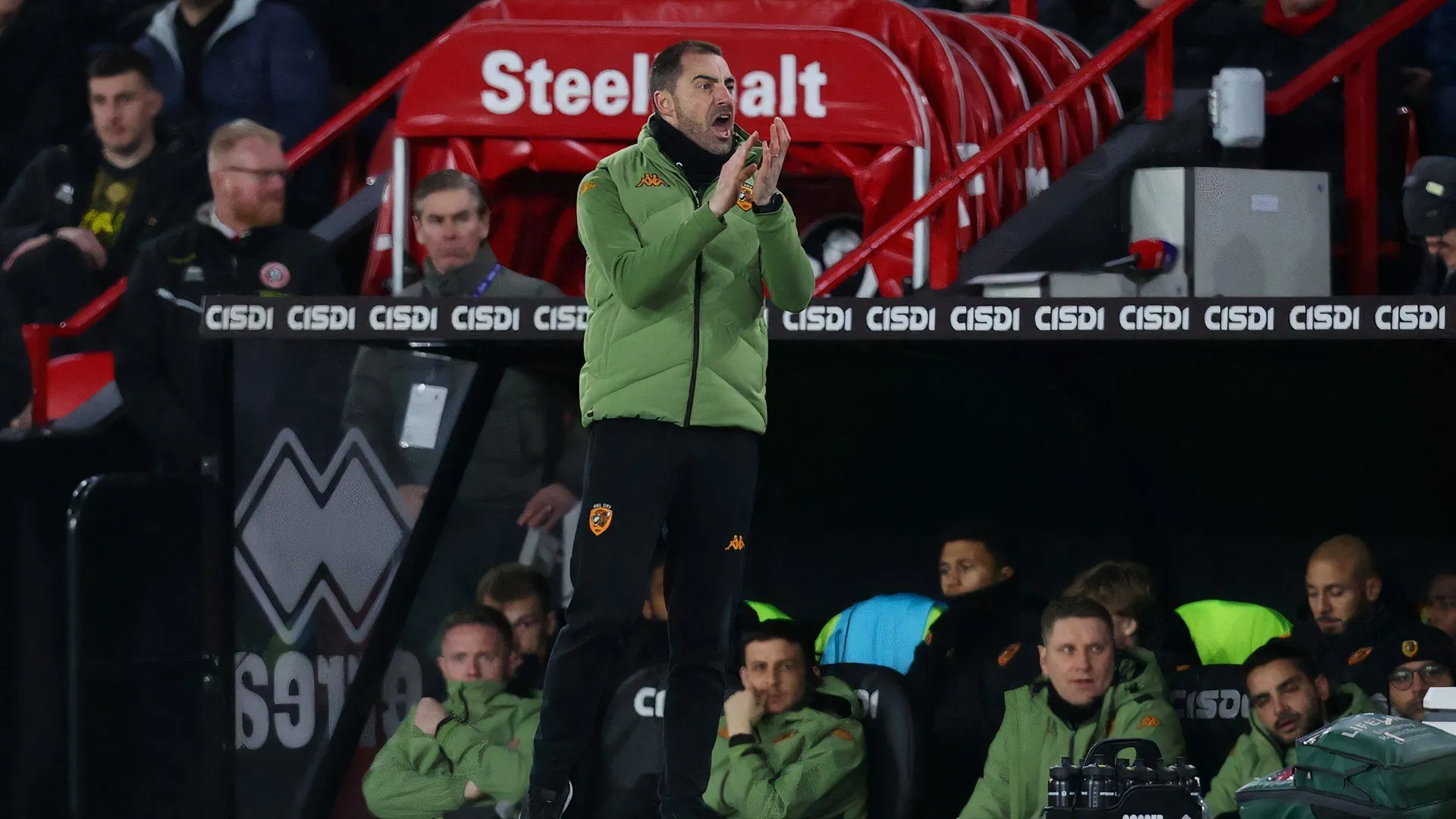 Huấn luyện viên Ruben Selles chỉ đạo Hull City trong một trận đấu trên sân khách