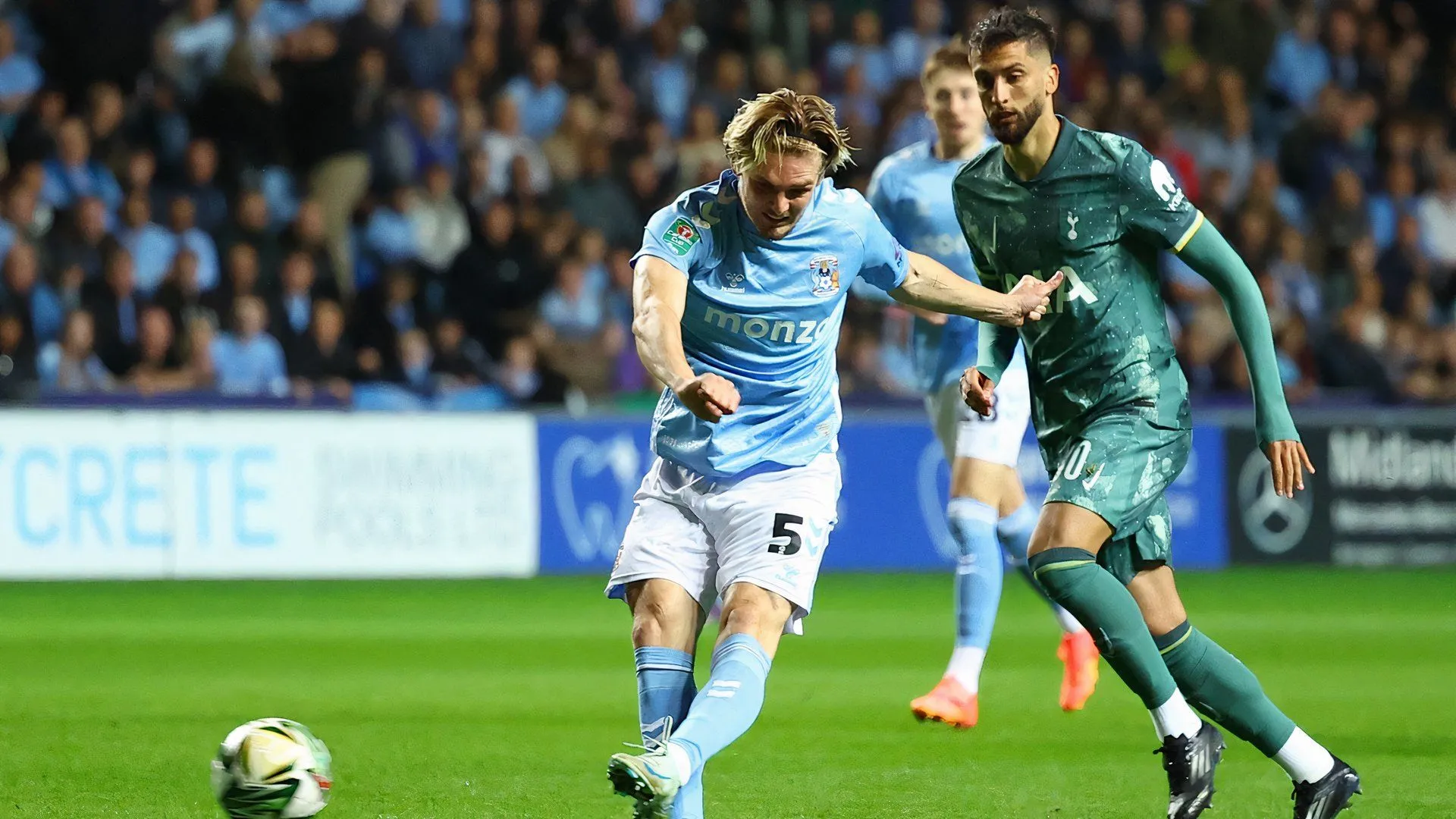 Jack Rudoni của Coventry City thể hiện kỹ thuật cá nhân trong trận đấu với Tottenham Hotspur