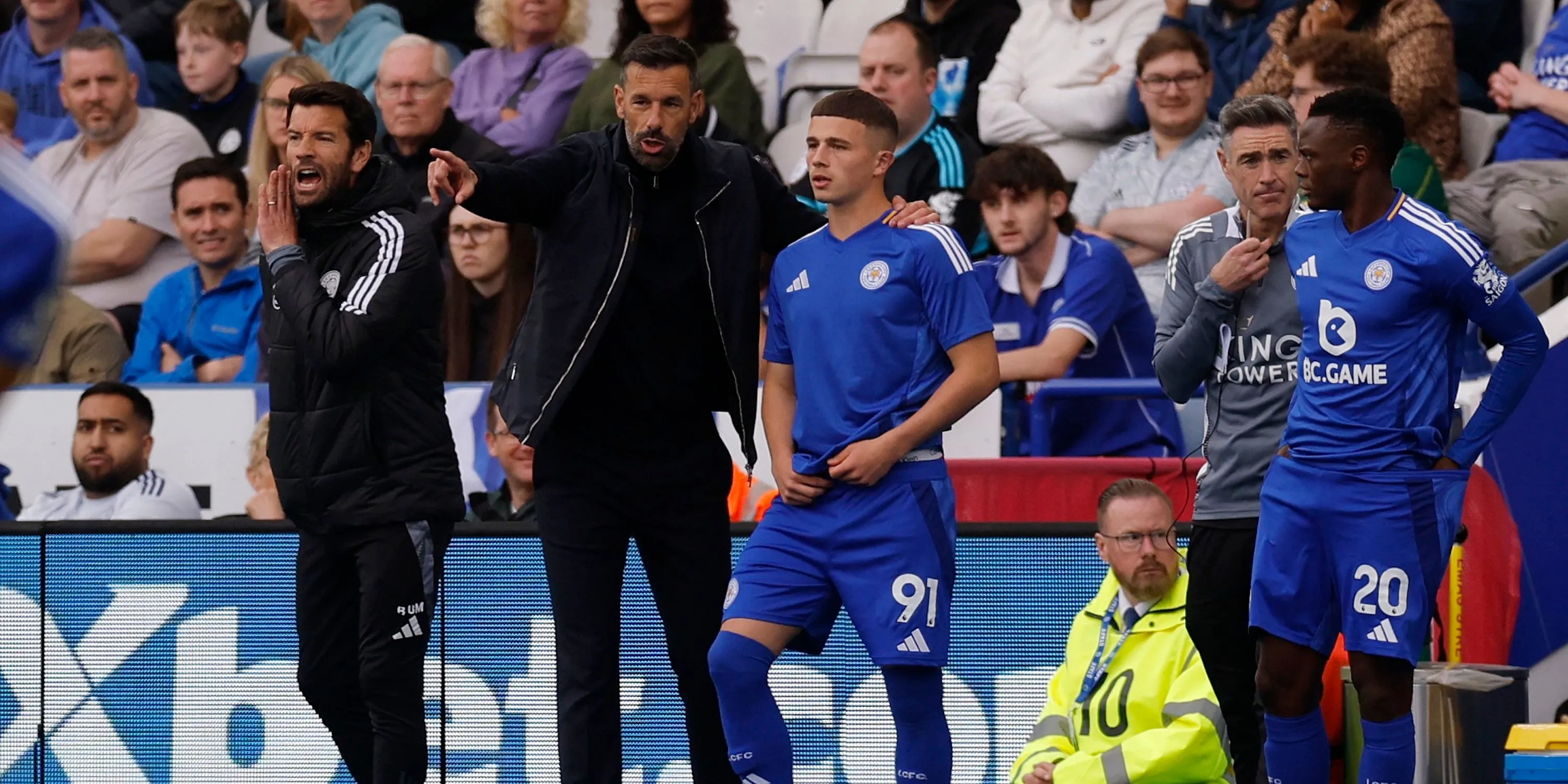 Jake Evans của Leicester City cùng huấn luyện viên Ruud van Nistelrooy trong một buổi tập