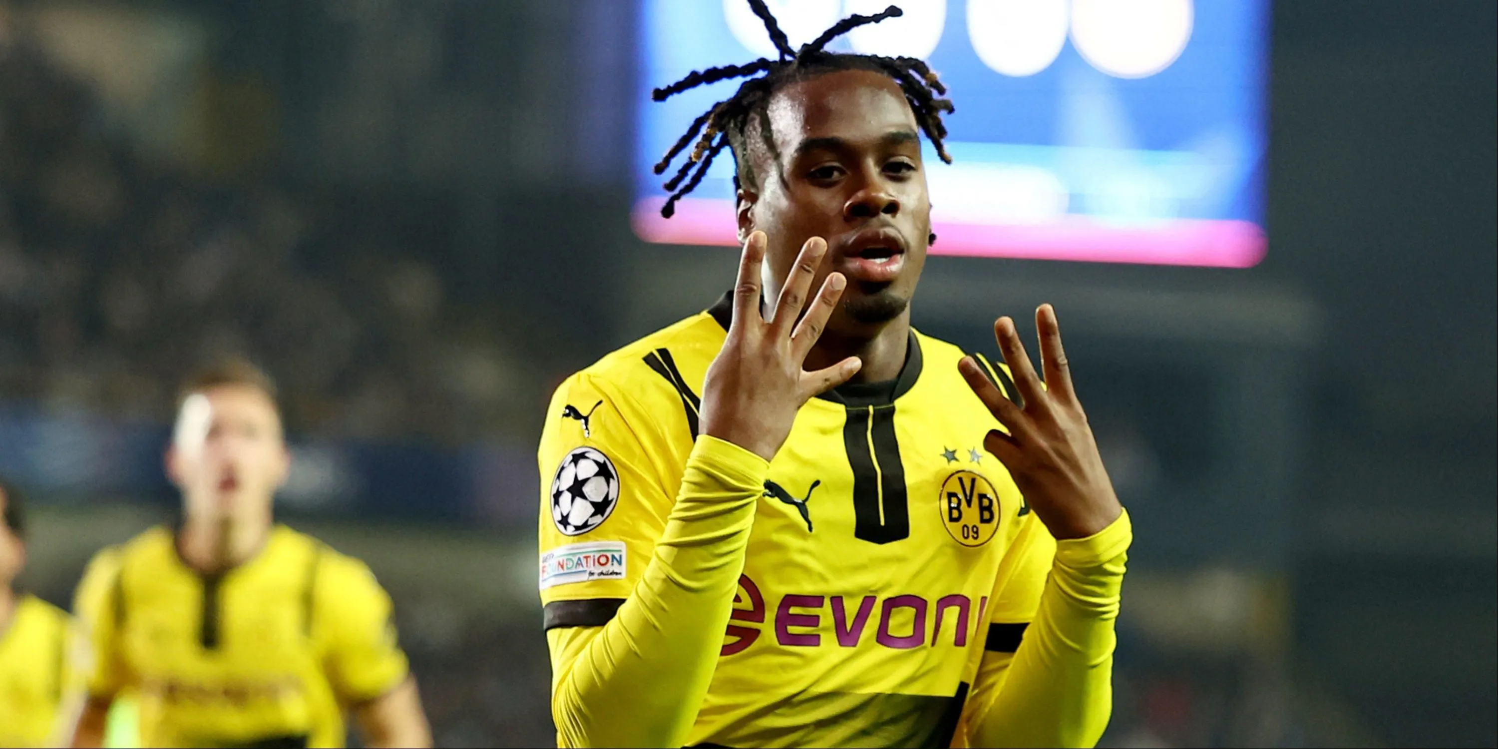 Jamie Gittens trong màu áo Borussia Dortmund, một tài năng trẻ đang được Arsenal theo dõi