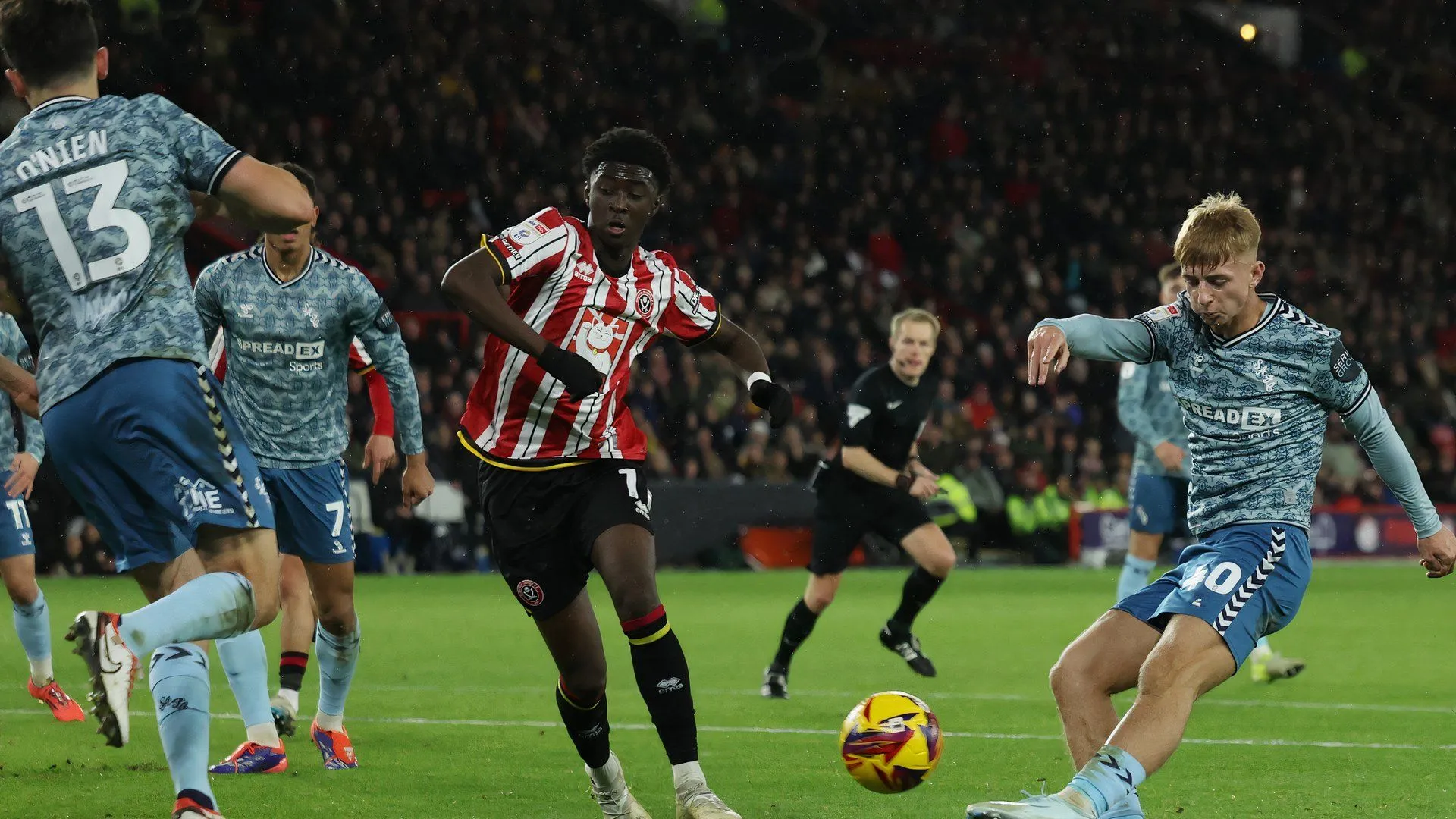 Jesurun Rak-Sakyi (phải) đi bóng trong trận đấu của Sheffield United với Sunderland tại giải hạng Nhất Anh.