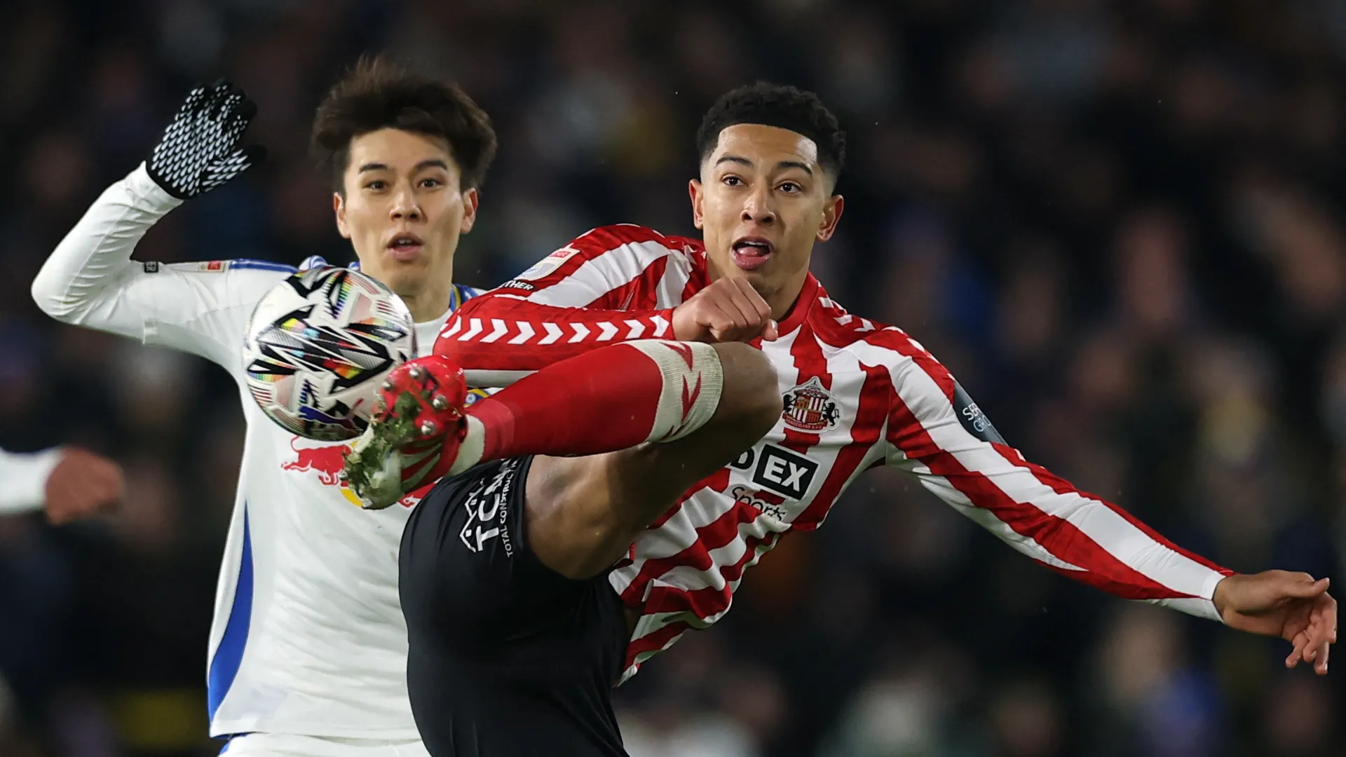 Jobe Bellingham thi đấu cho Sunderland trong trận gặp Leeds United tại Championship