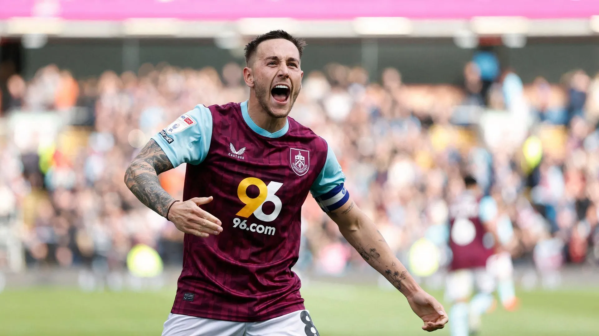 Josh Brownhill ăn mừng bàn thắng trong màu áo Burnley mùa giải 24/25