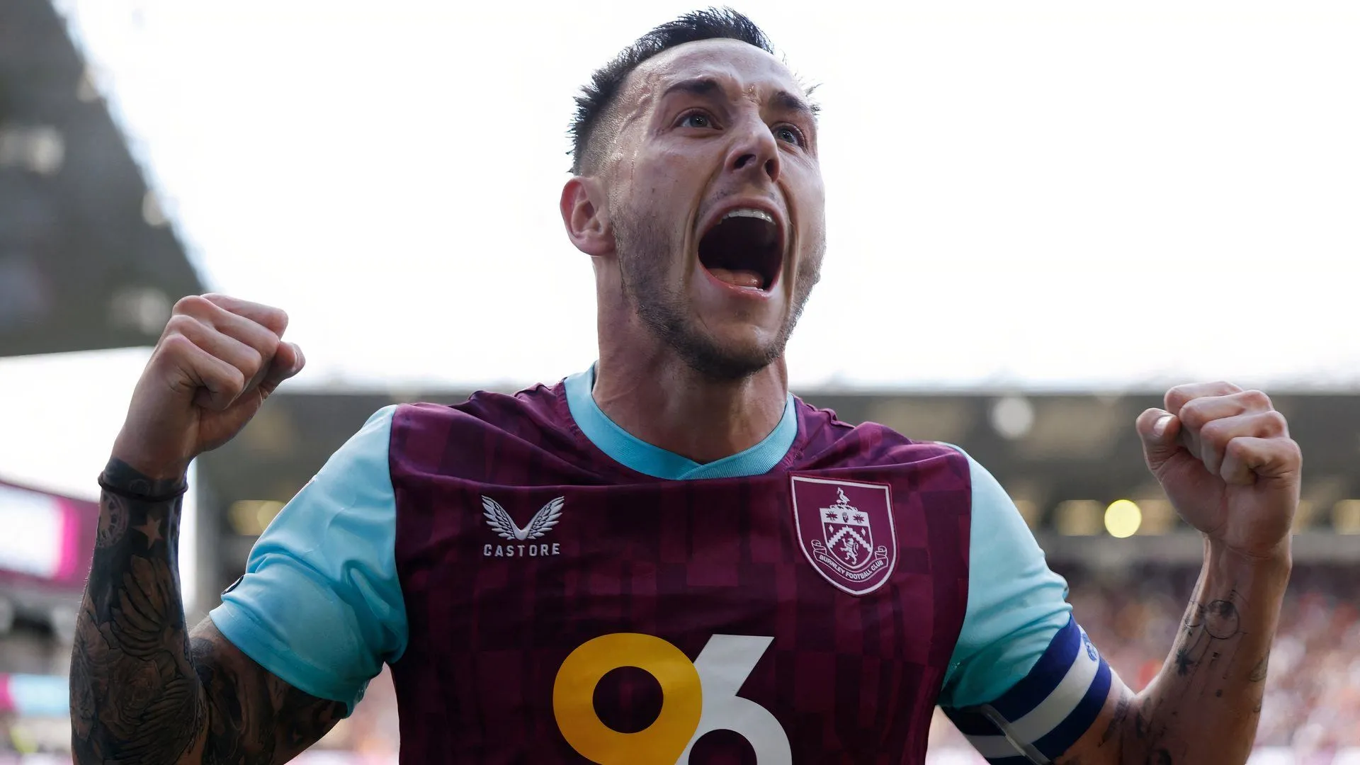Josh Brownhill ghi bàn cho Burnley trong trận đấu với Sheffield United tại Championship