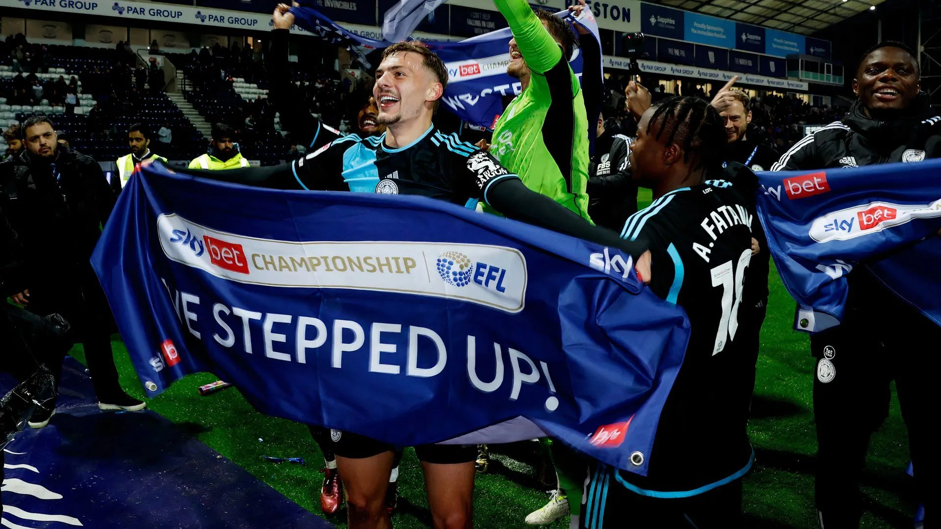 Kiernan Dewsbury-Hall ăn mừng thăng hạng cùng Leicester City