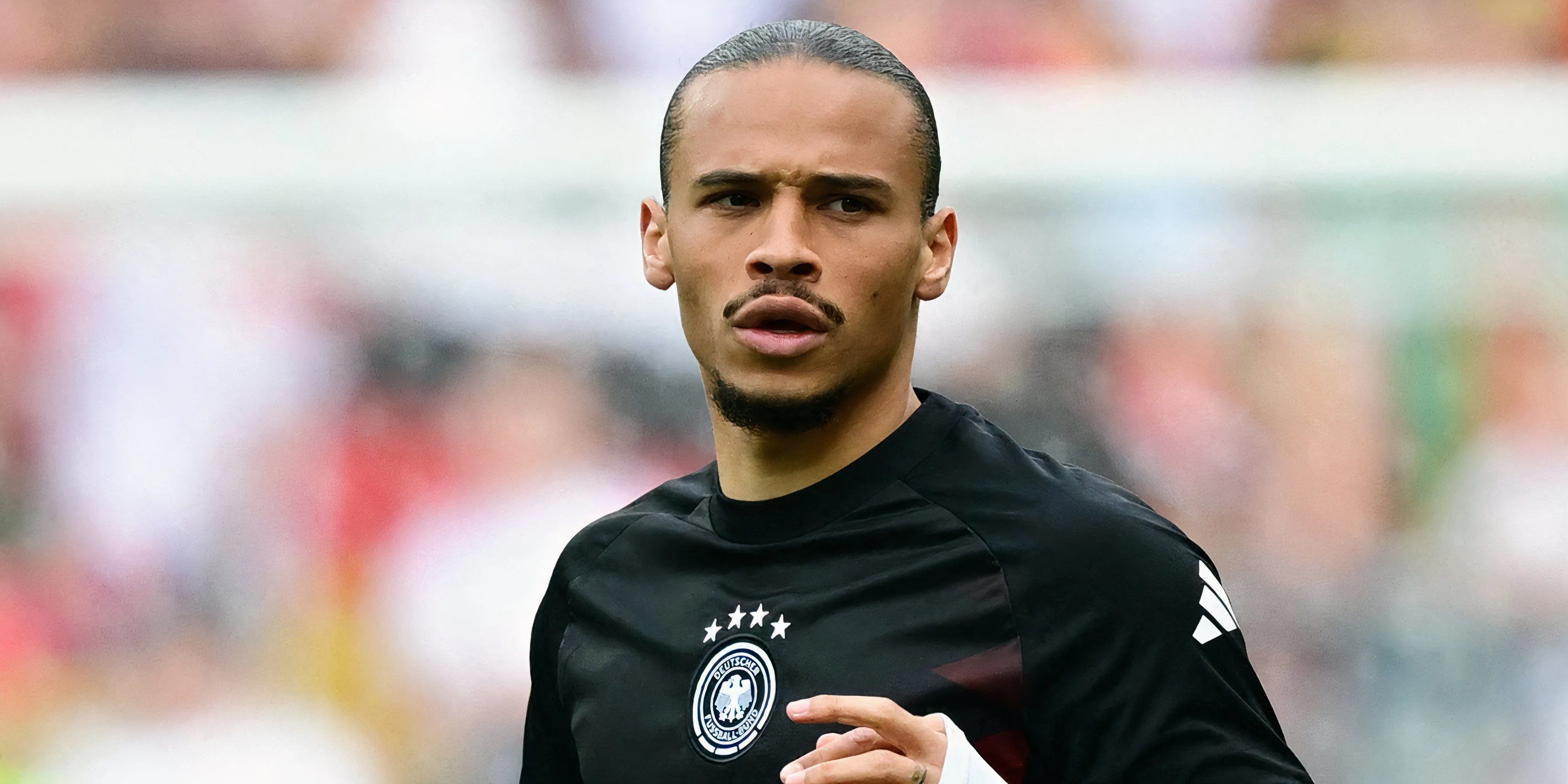 Leroy Sane, cầu thủ chạy cánh ngôi sao của Bayern Munich và ĐT Đức, khởi động trên sân cỏ
