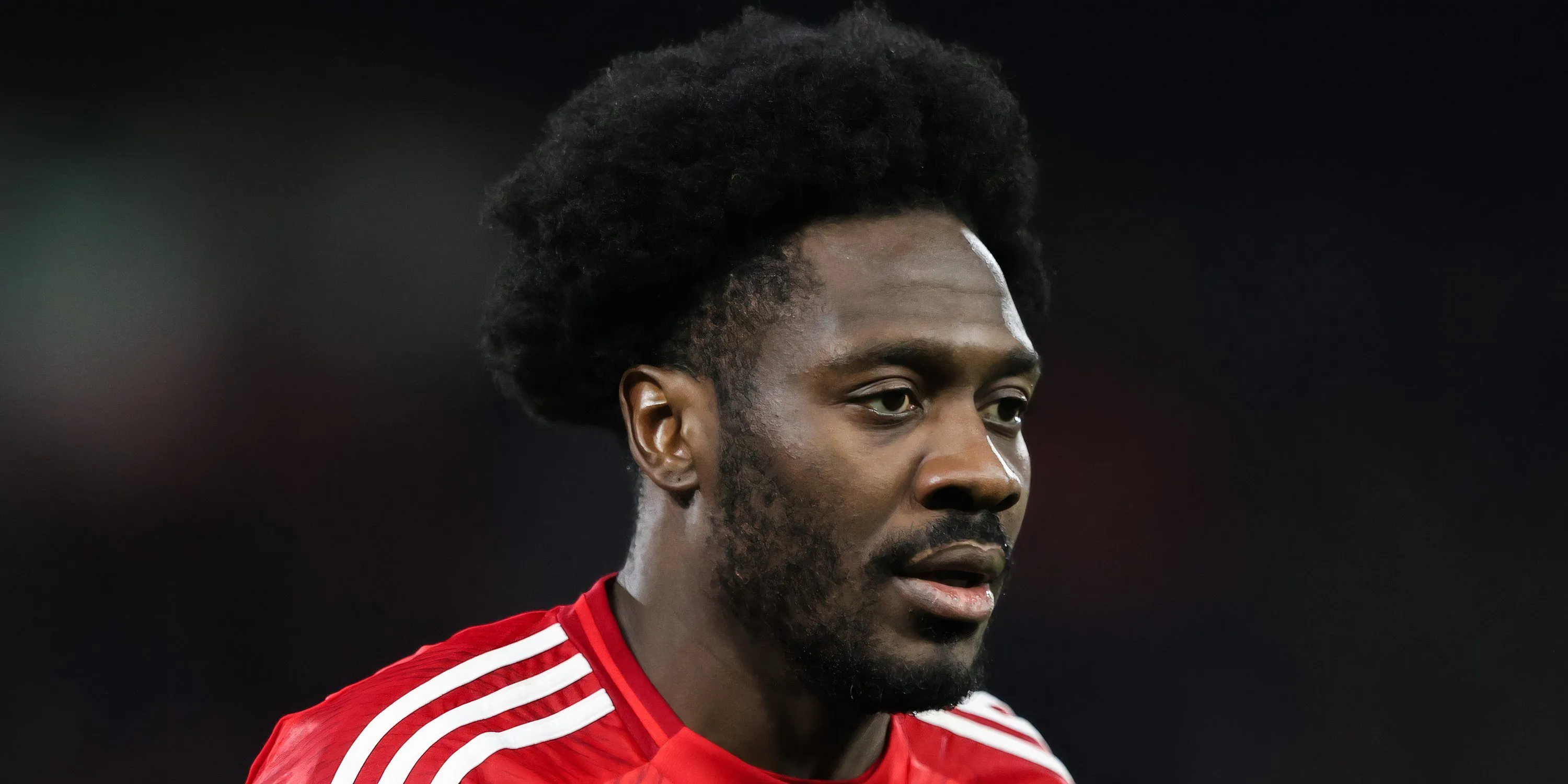 Ola Aina thi đấu cho Nottingham Forest, một lựa chọn kinh nghiệm cho vị trí hậu vệ phải Liverpool