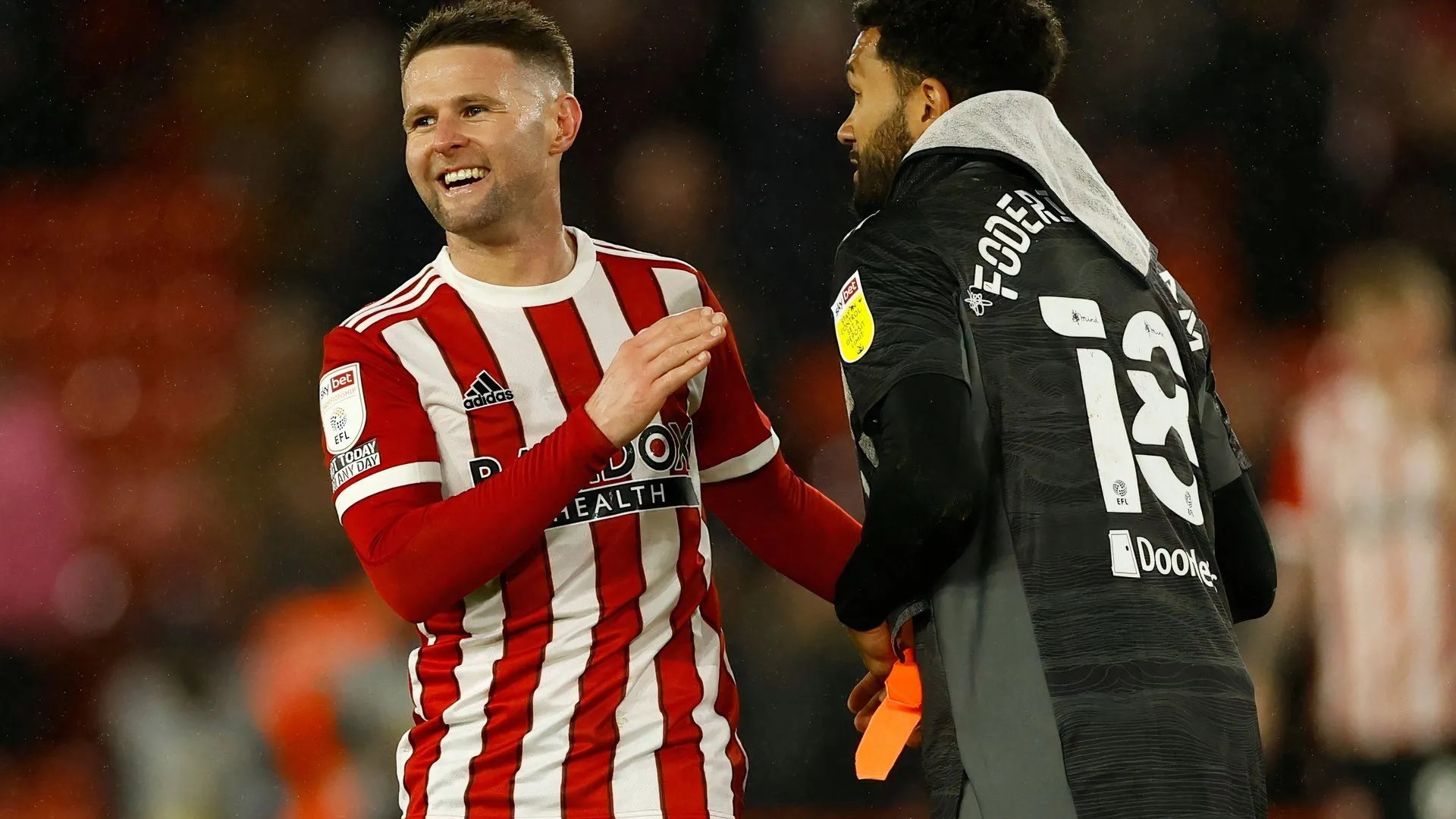 Oliver Norwood ăn mừng cùng các đồng đội Sheffield United sau một chiến thắng