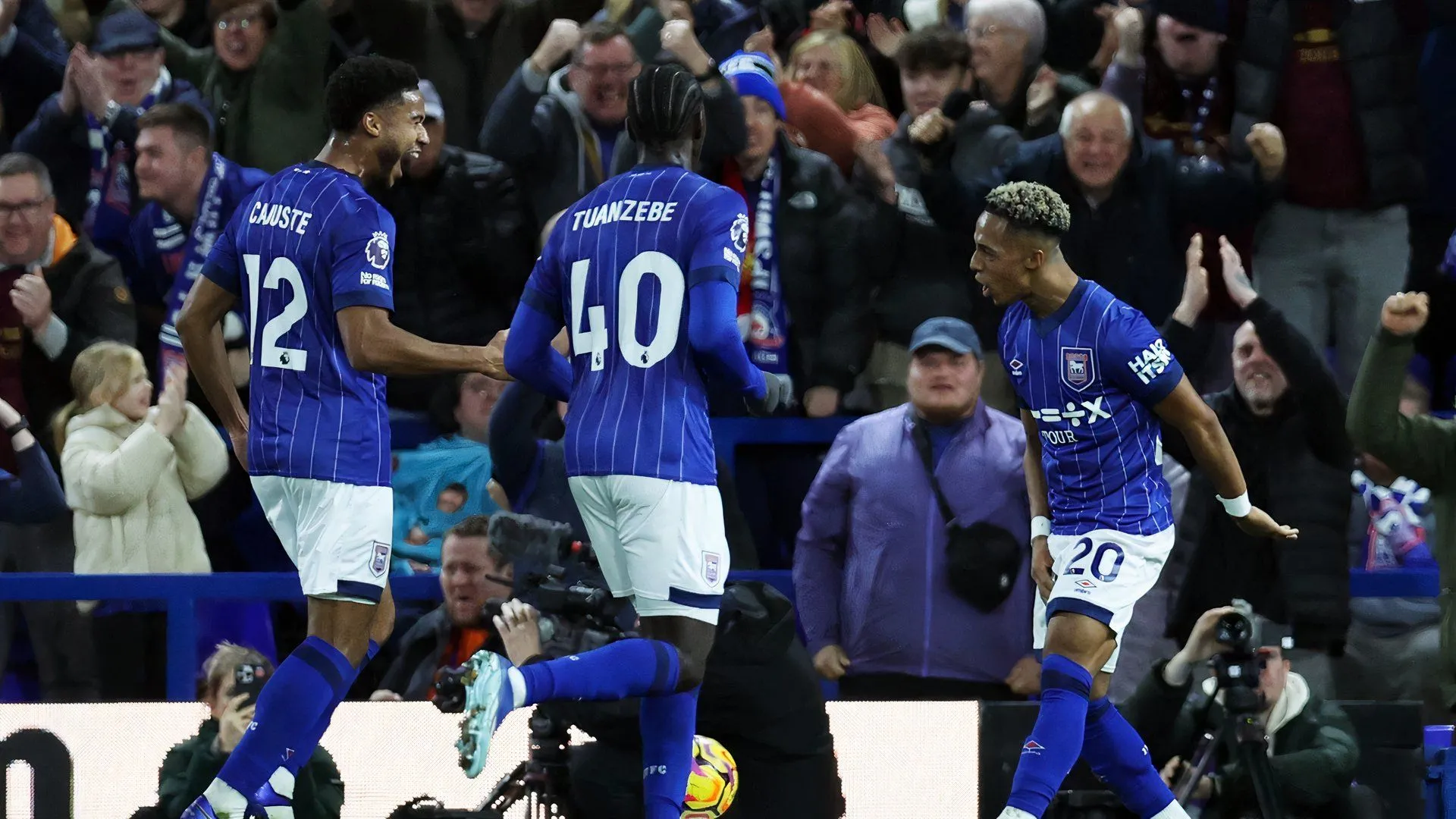 Omari Hutchinson ăn mừng bàn thắng quan trọng cho Ipswich Town.