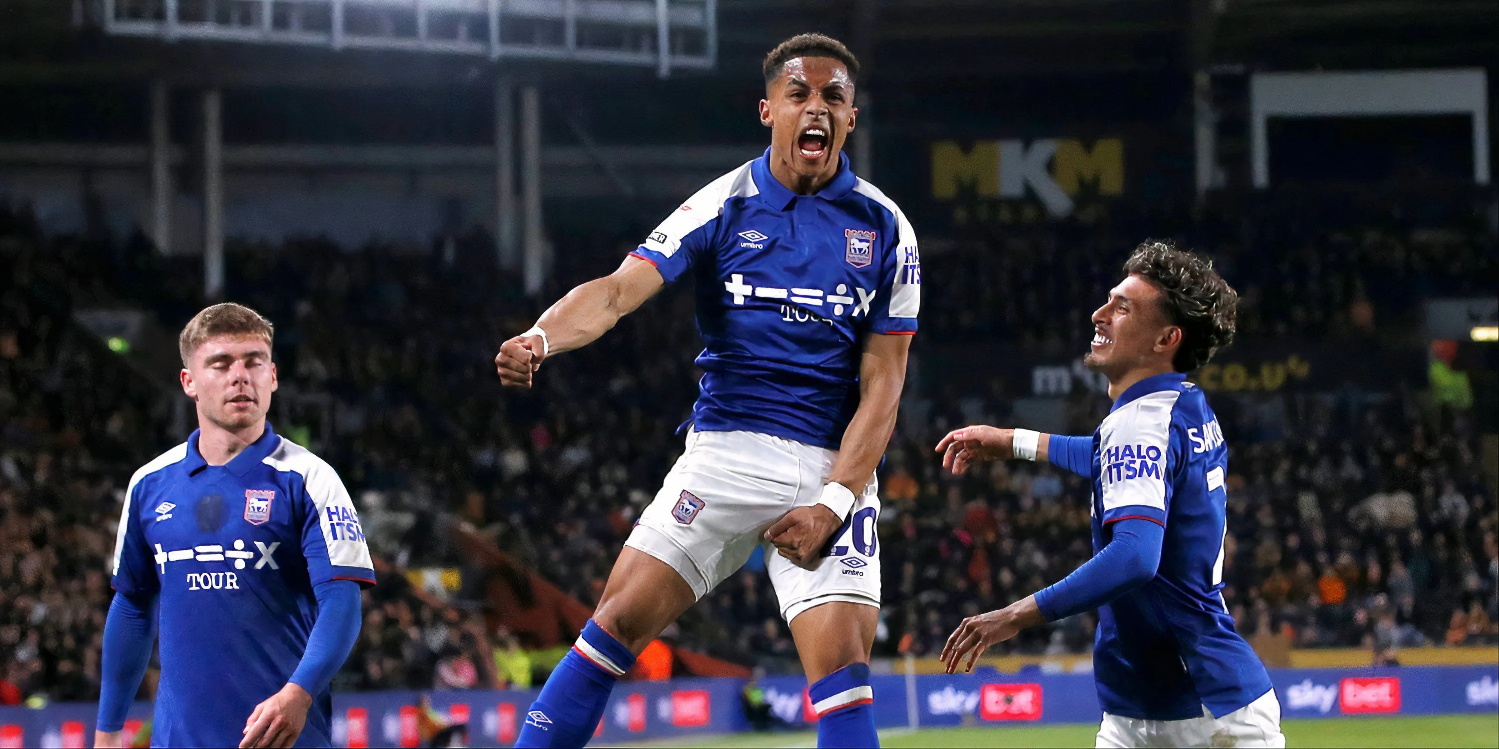 Omari Hutchinson (phải) cùng đồng đội Ipswich ăn mừng