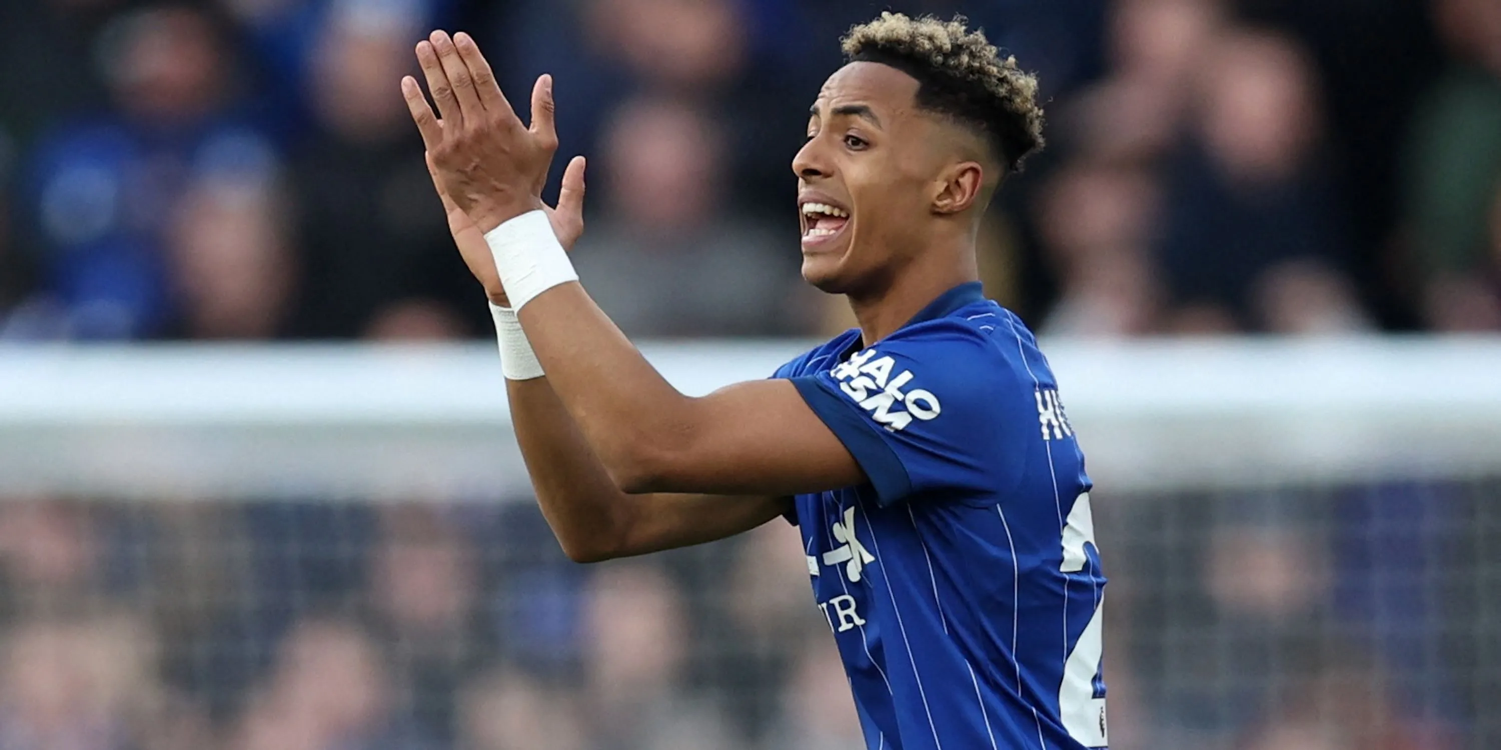 Omari Hutchinson thi đấu cho Ipswich Town