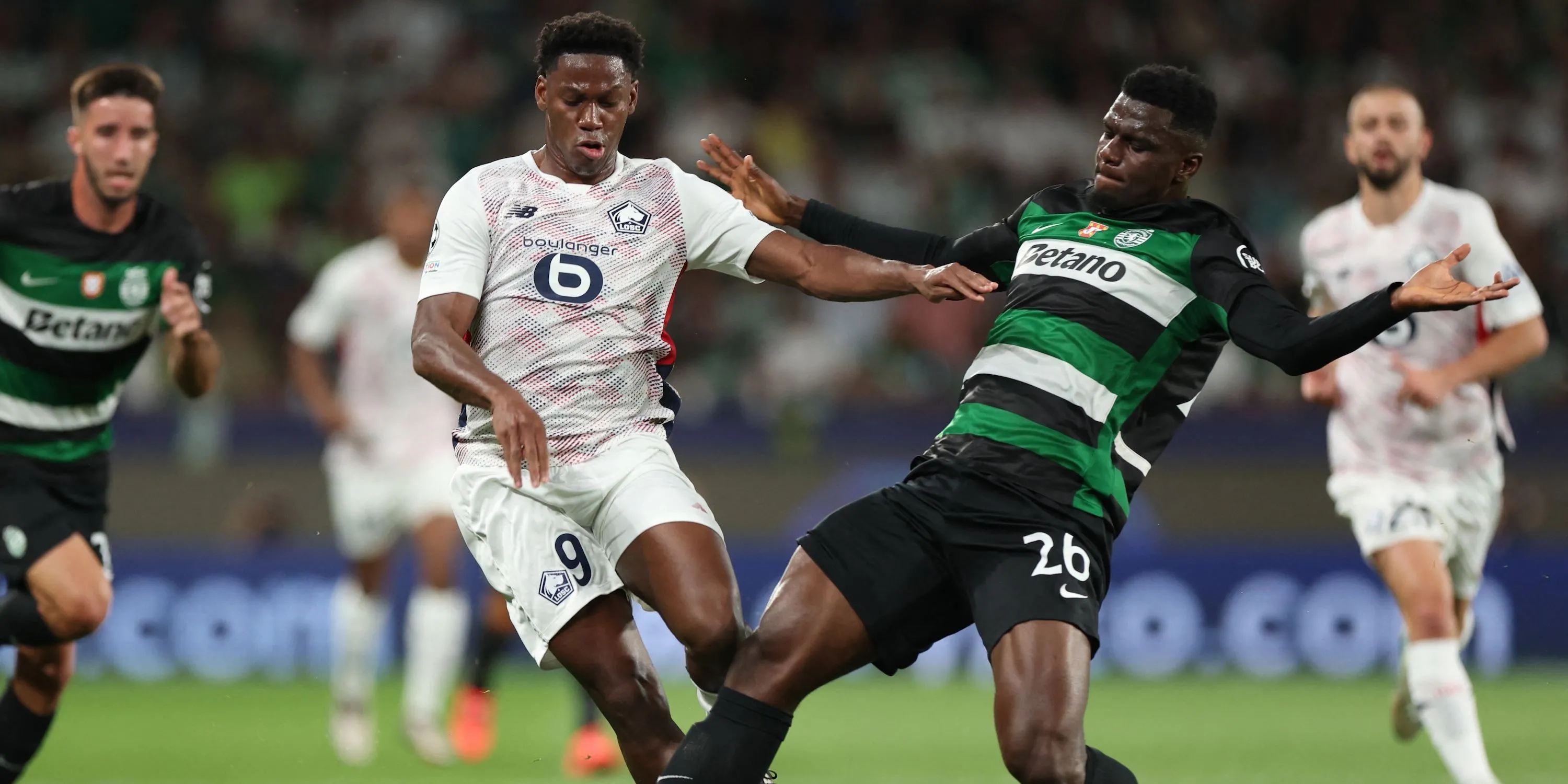Ousmane Diomande (Sporting CP) trong pha tranh chấp với Jonathan David (Lille)