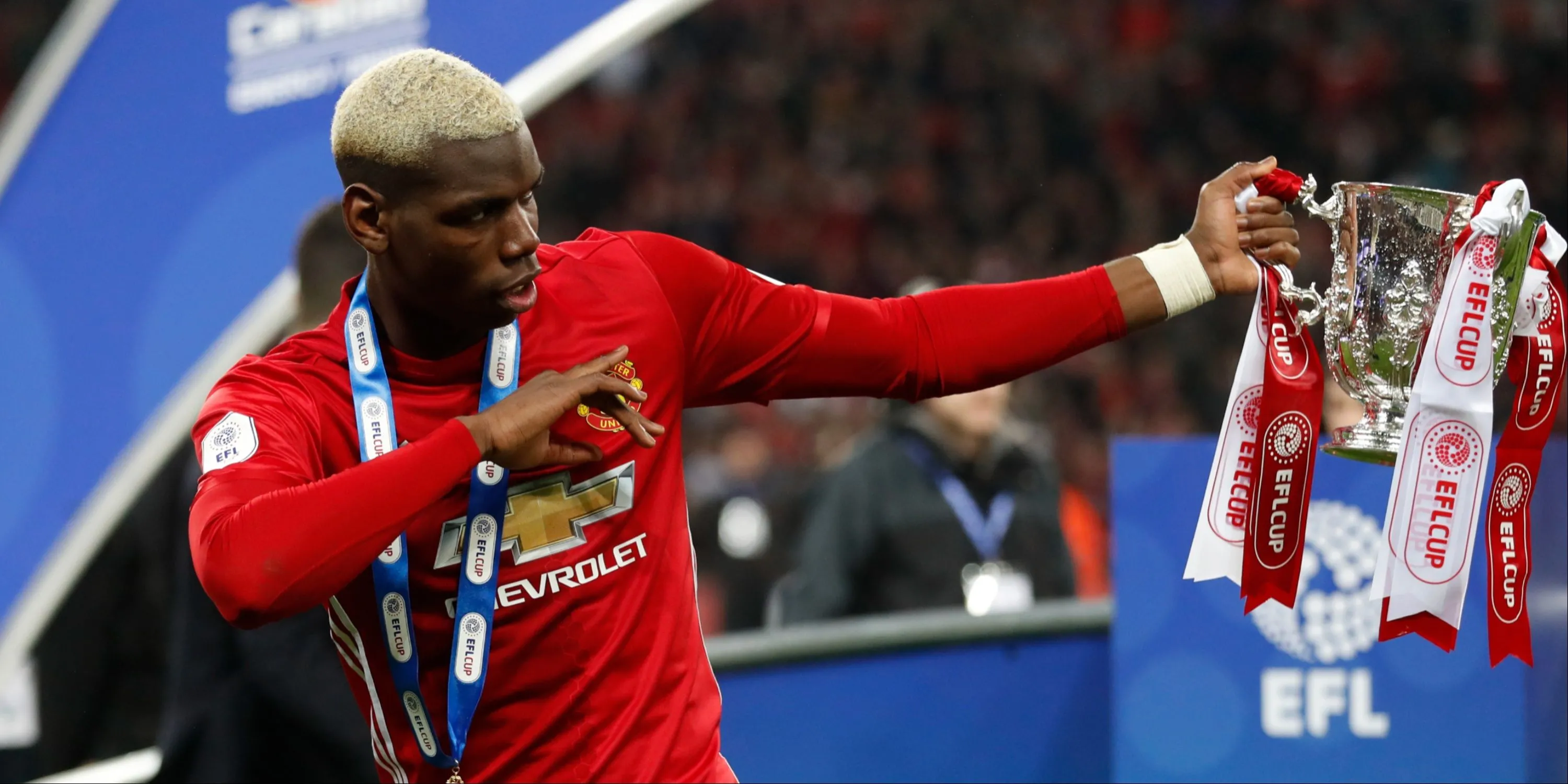 Paul Pogba ăn mừng danh hiệu League Cup cùng Manchester United
