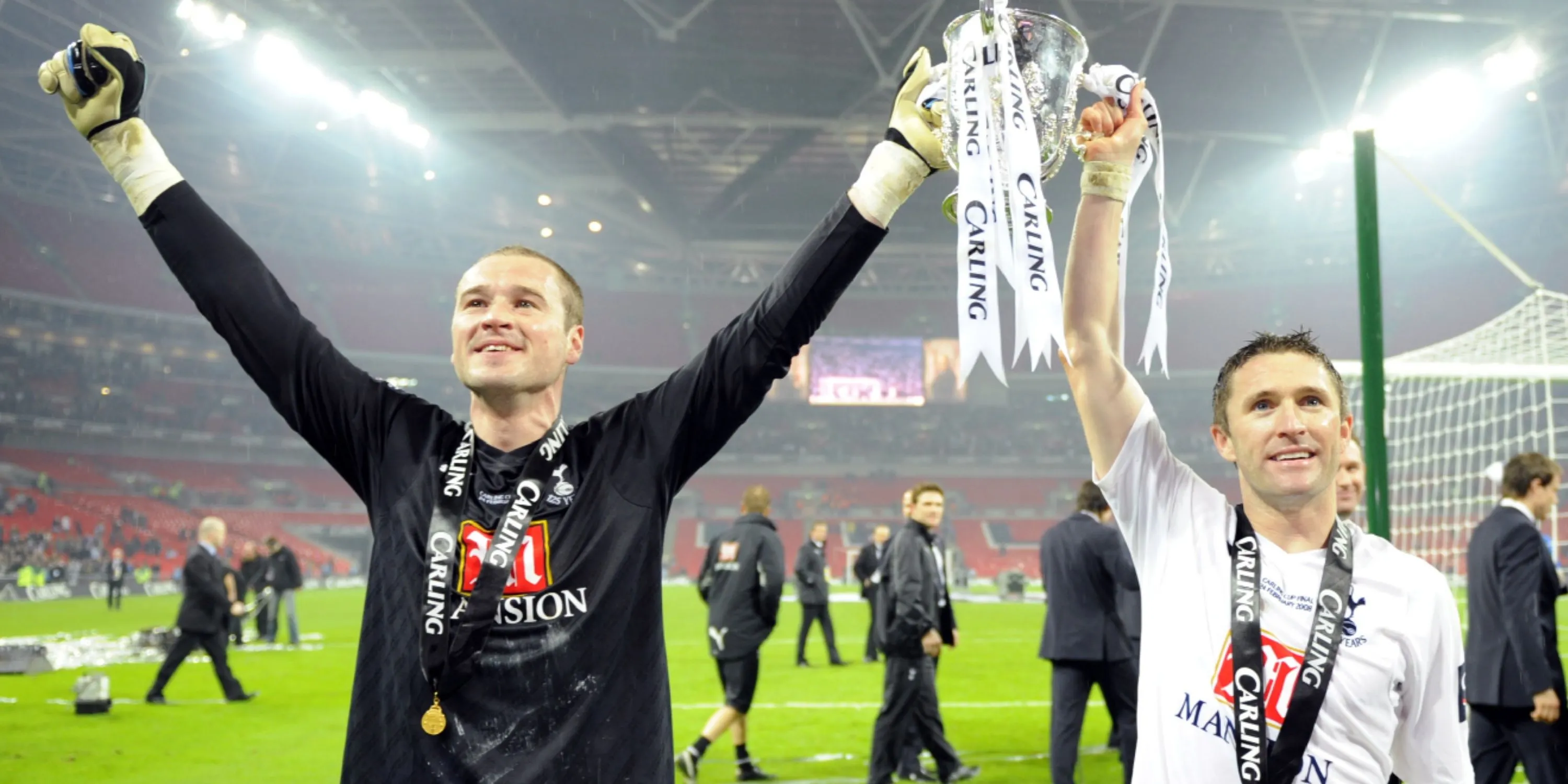 Paul Robinson và Robbie Keane với chiếc Cúp Liên đoàn Anh 2008