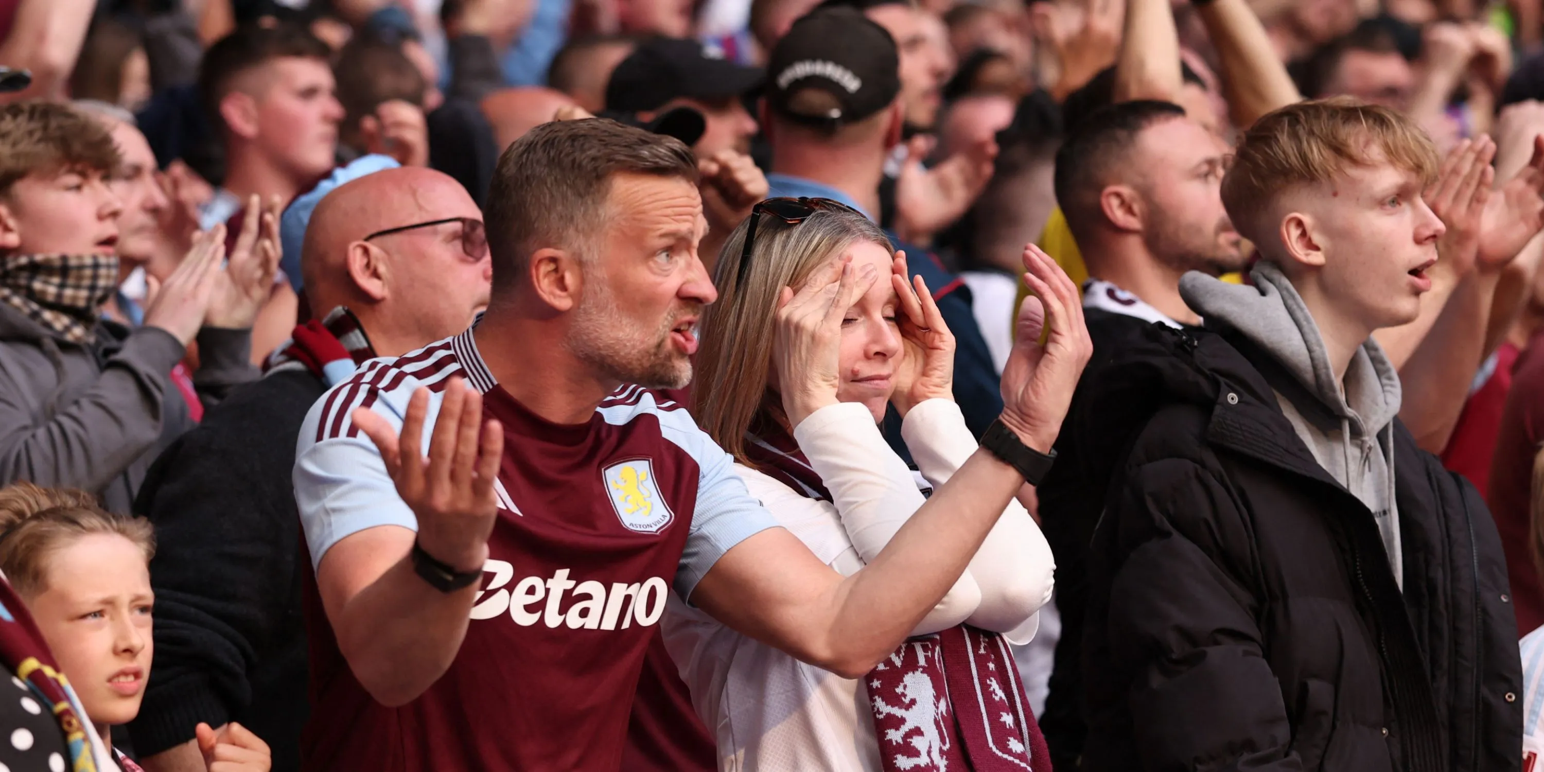 Phản ứng của CĐV Aston Villa trước việc Premier League thay đổi lịch thi đấu với Tottenham