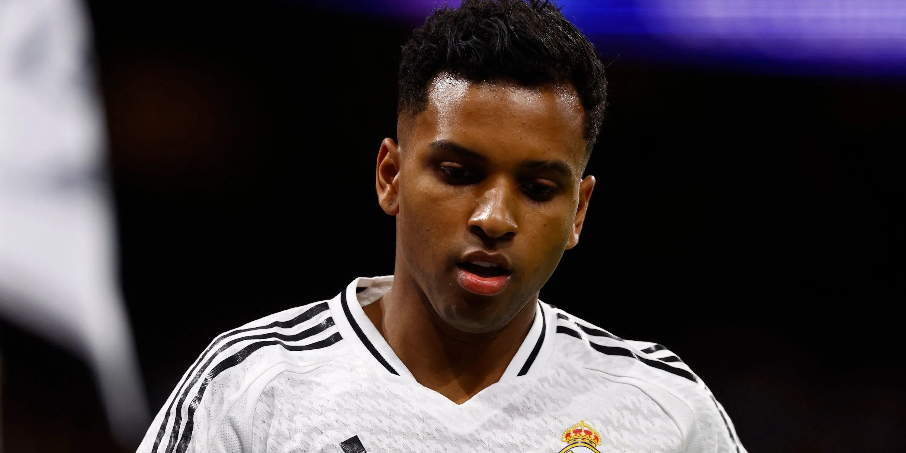 Rodrygo trong màu áo Real Madrid nhìn xa xăm