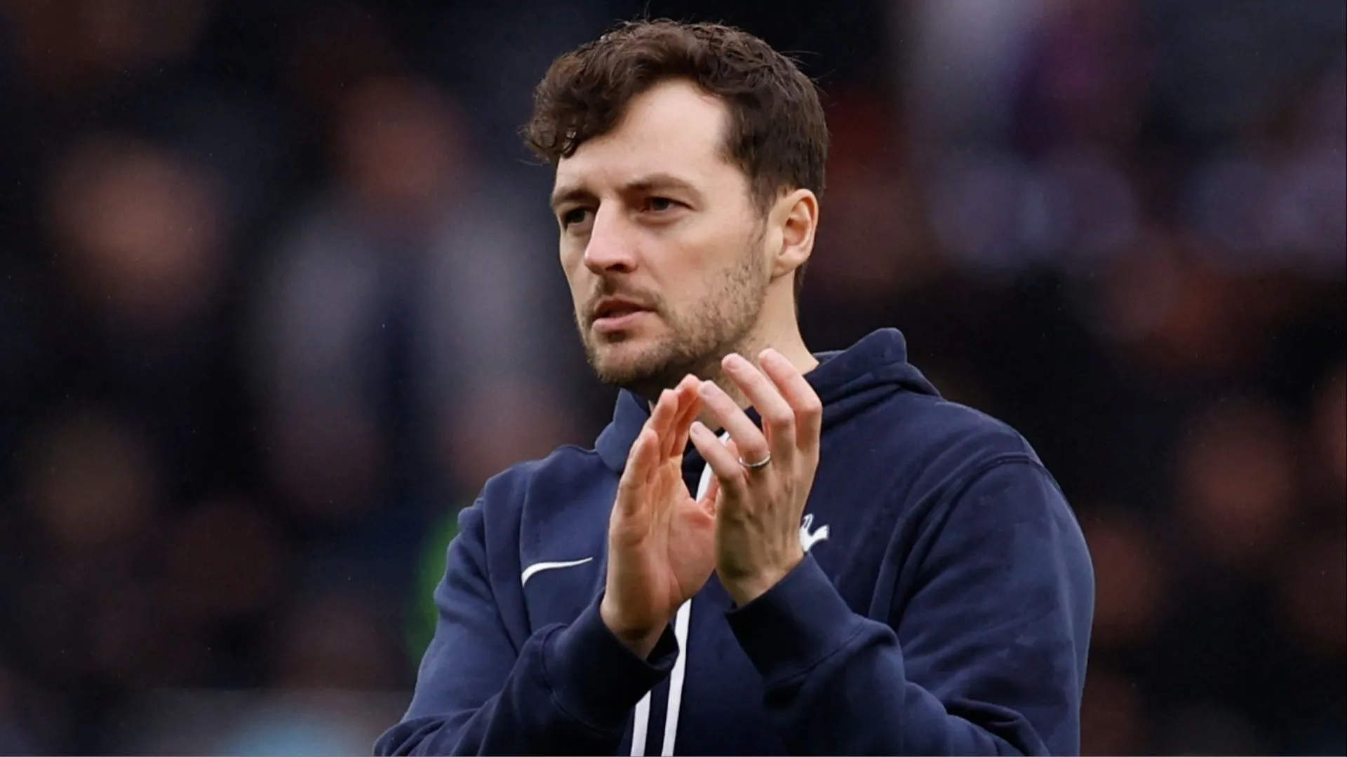 Ryan Mason trong màu áo huấn luyện của Tottenham Hotspur