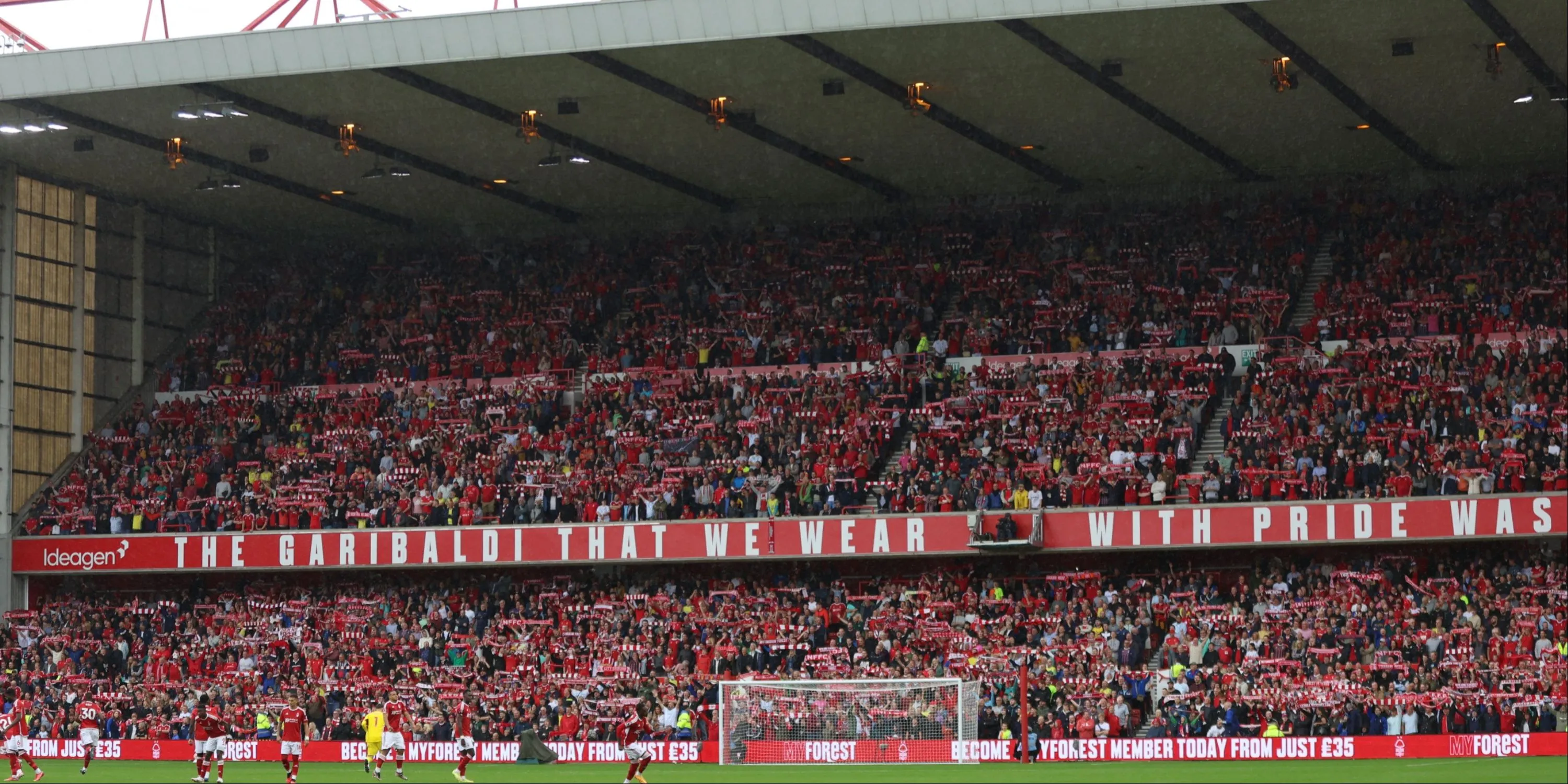 Sân vận động City Ground của Nottingham Forest bên bờ sông Trent
