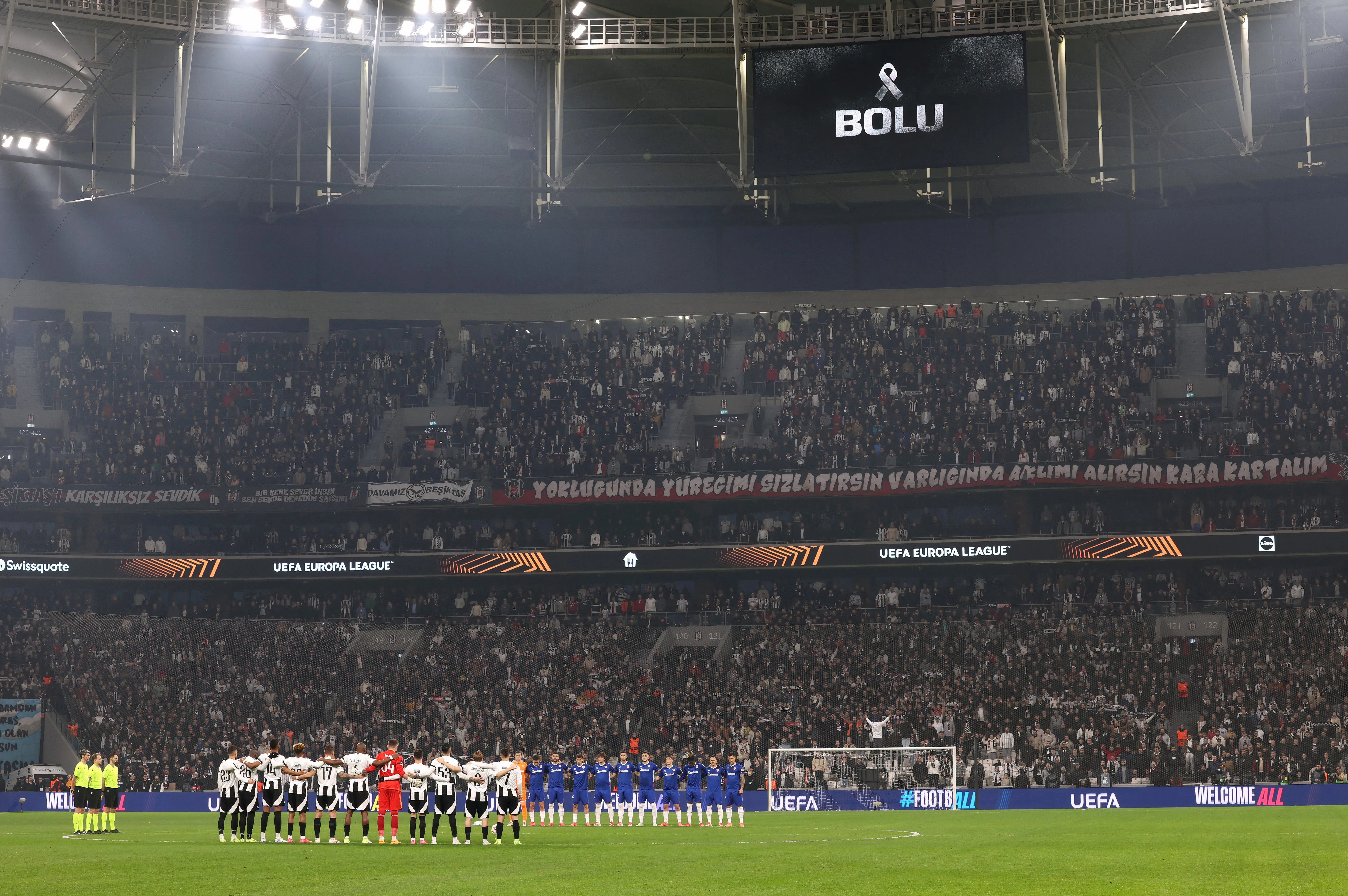 Sân vận động của Besiktas, một lựa chọn hấp dẫn cho Josh Brownhill với cơ hội dự cúp châu Âu