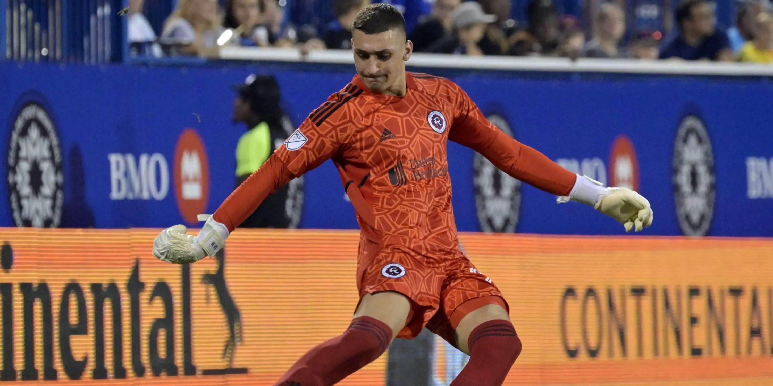Thủ môn Djordje Petrovic ký hợp đồng với Chelsea thi đấu tại Premier League