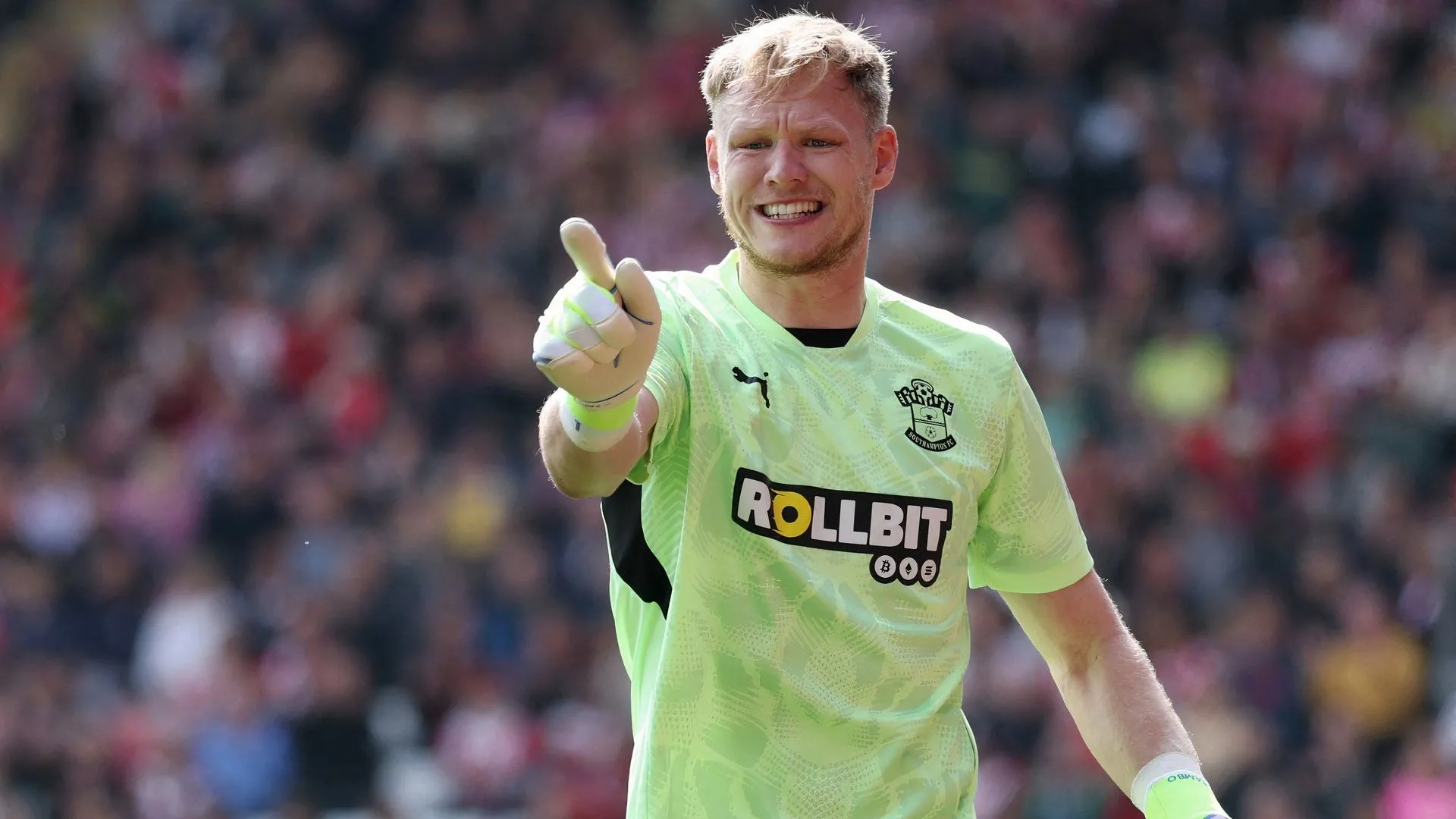 Thủ thành Aaron Ramsdale trong màu áo Southampton mùa giải 2024/25 trước sự quan tâm từ West Ham