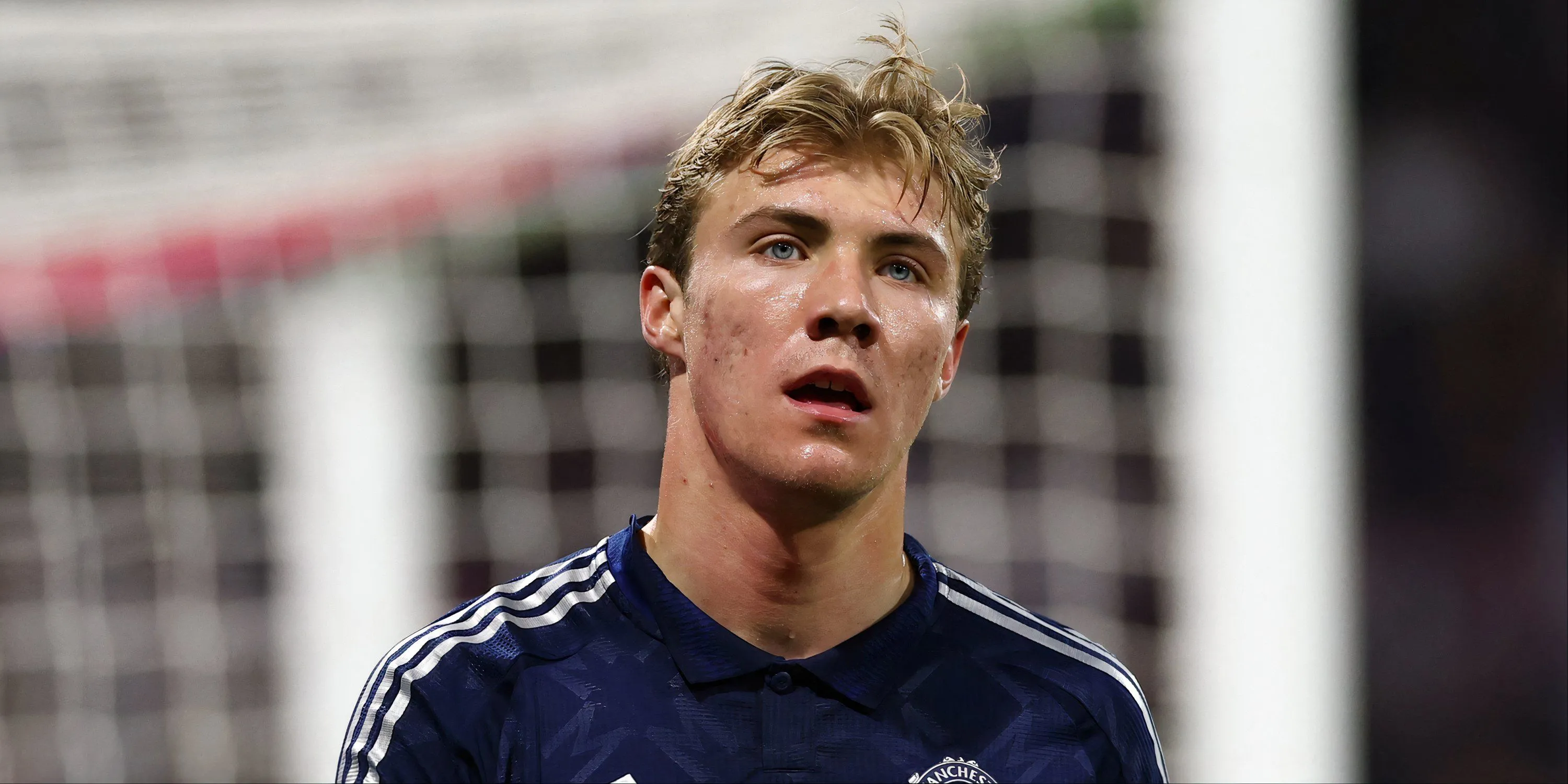 Tiền đạo Rasmus Hojlund của Man Utd trong một pha tranh chấp