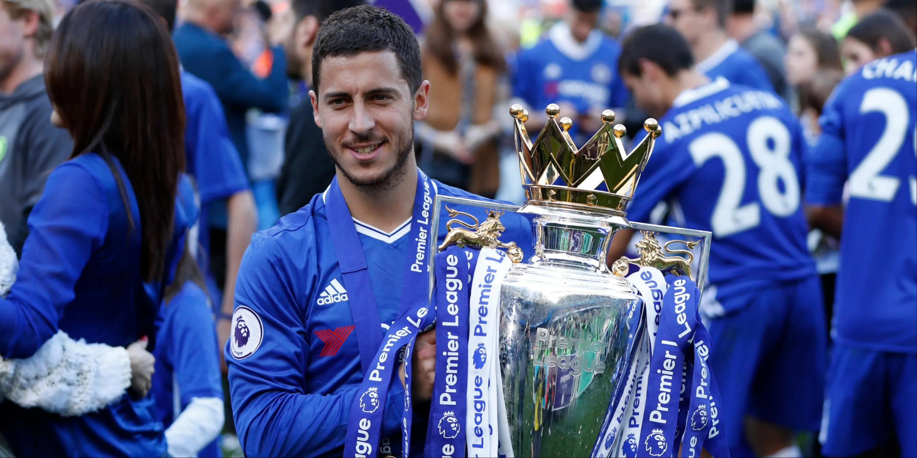 Tiền vệ Eden Hazard ăn mừng chức vô địch Premier League cùng Chelsea