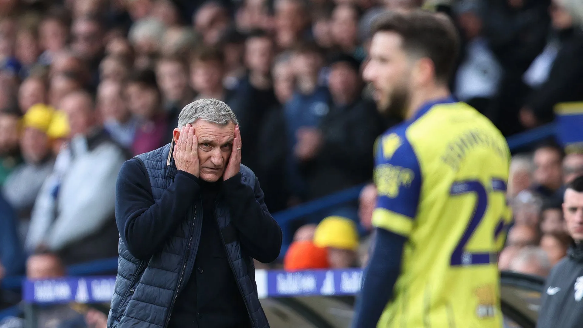 Tony Mowbray trên đường biên chỉ đạo West Brom tại Elland Road