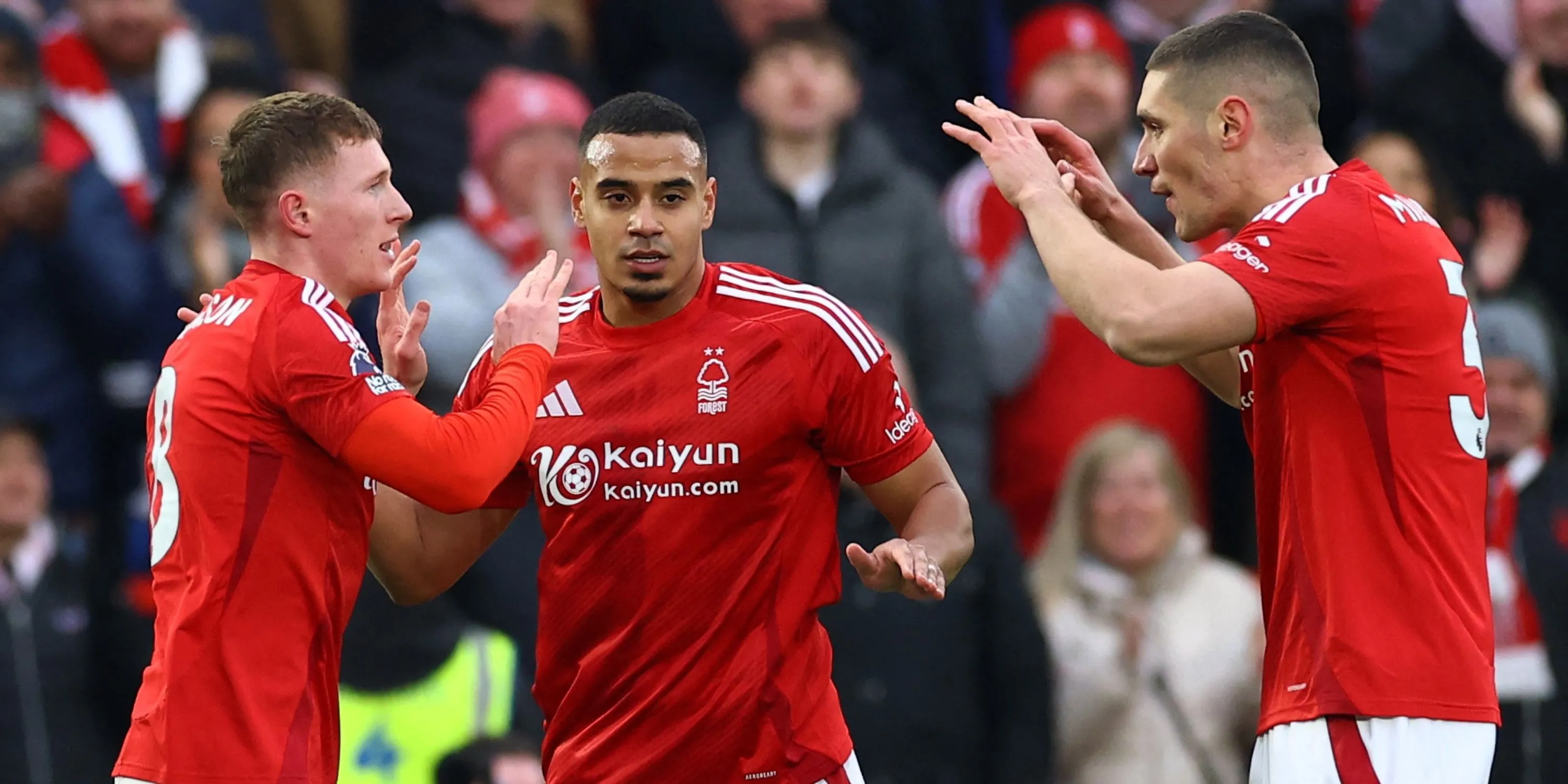 Trung vệ Murillo (phải) ăn mừng bàn thắng cùng đồng đội ở Nottingham Forest