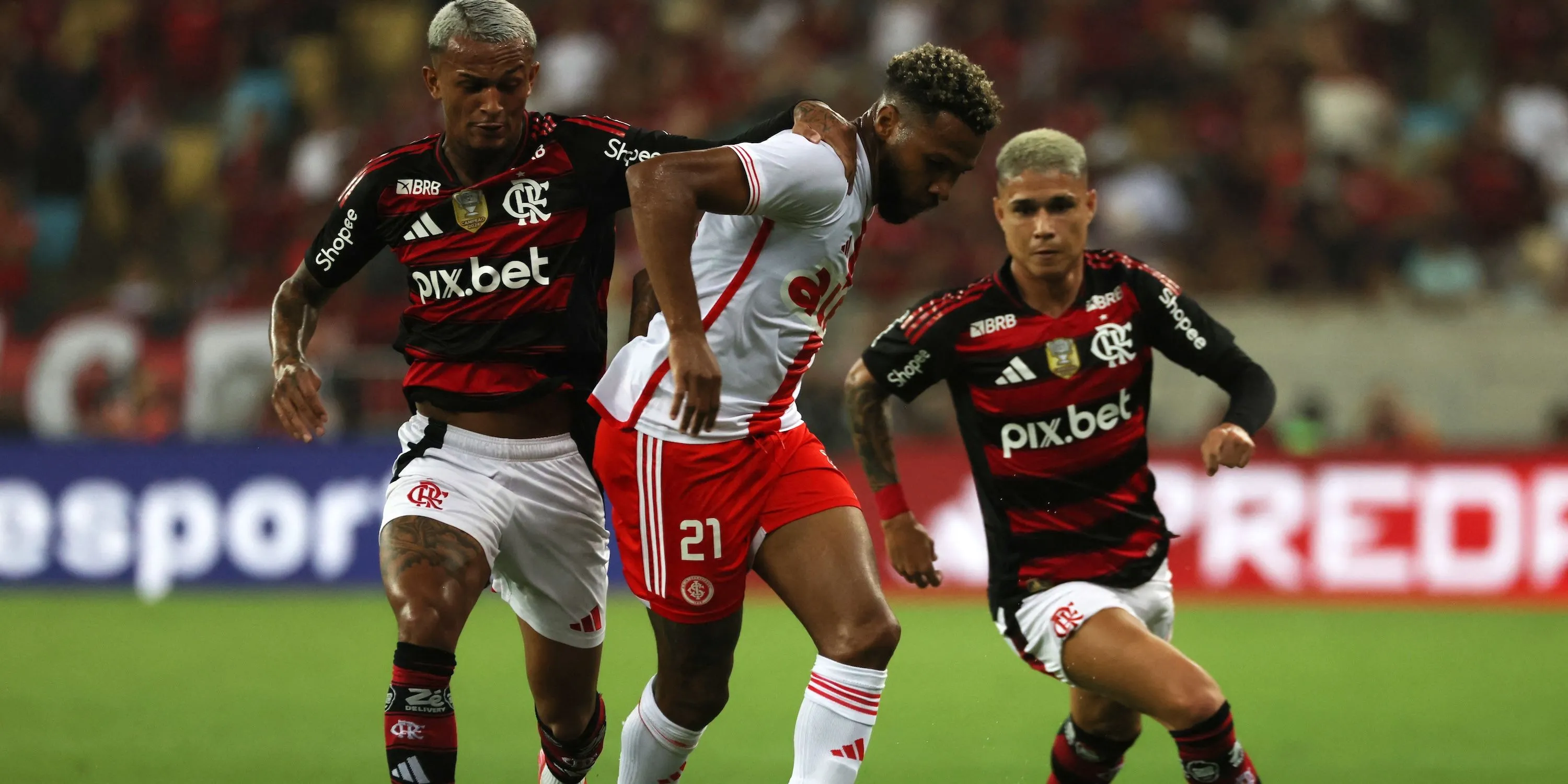 Wesley França (Flamengo, phải) tranh chấp bóng quyết liệt với cầu thủ Internacional trong một trận đấu tại giải Brazil