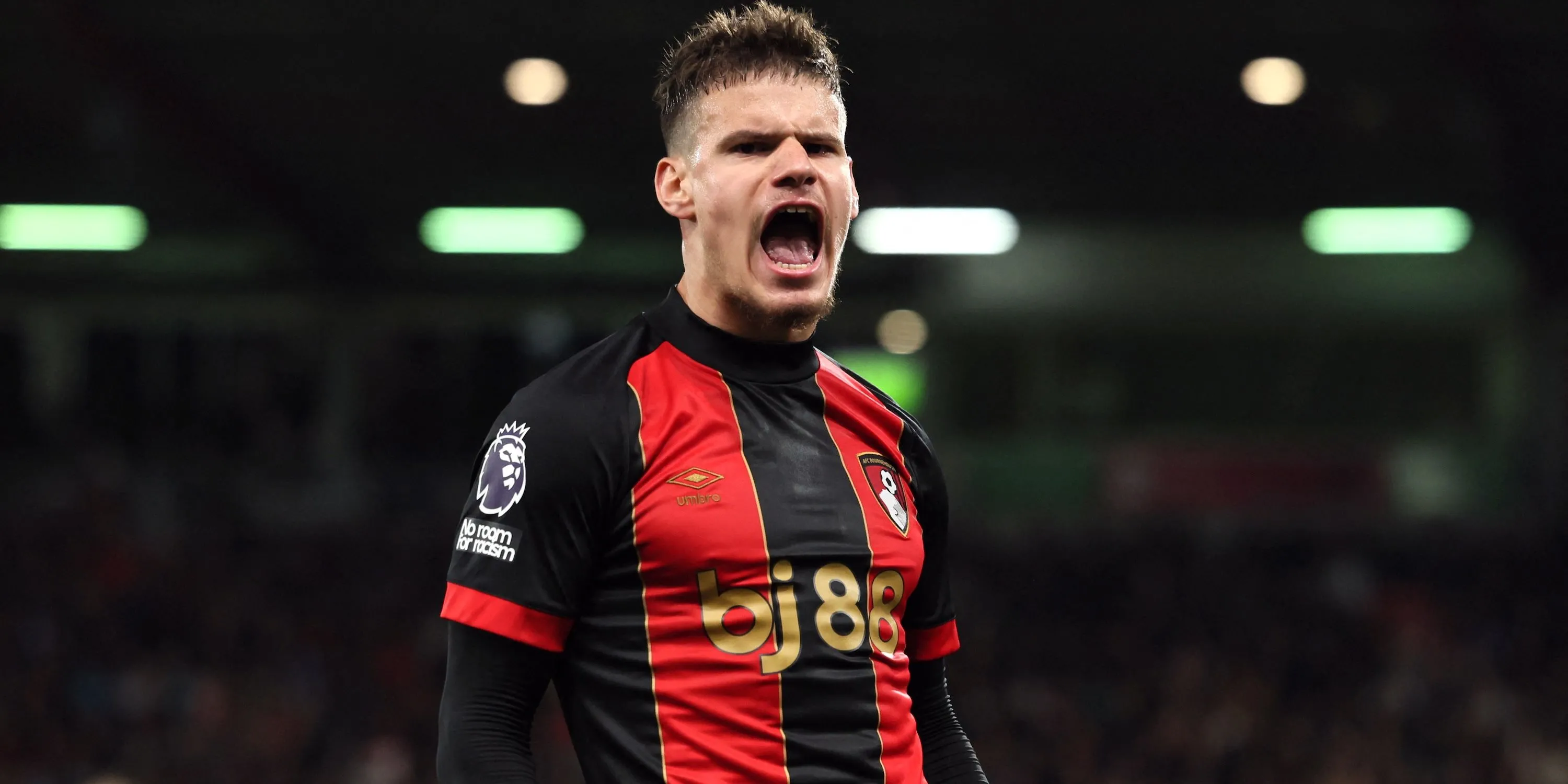 Hậu vệ Milos Kerkez của AFC Bournemouth trên sân cỏ tại Premier League.