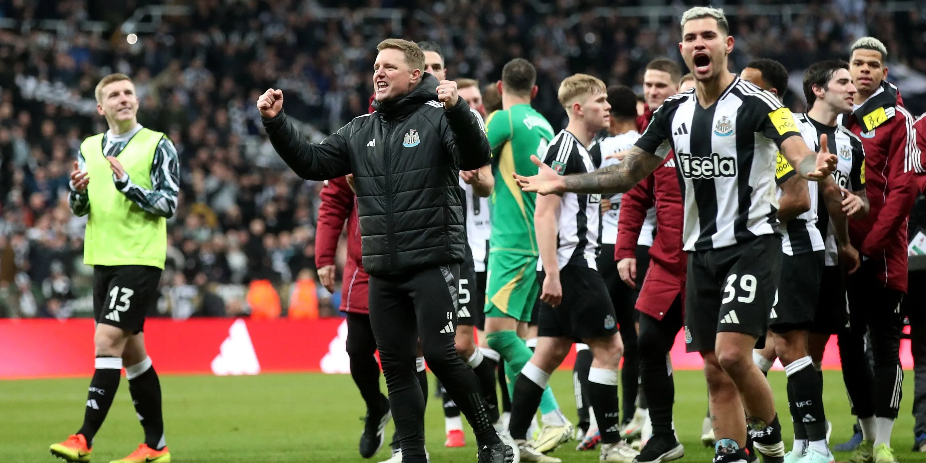 HLV Eddie Howe và Bruno Guimaraes ăn mừng chiến thắng của Newcastle United